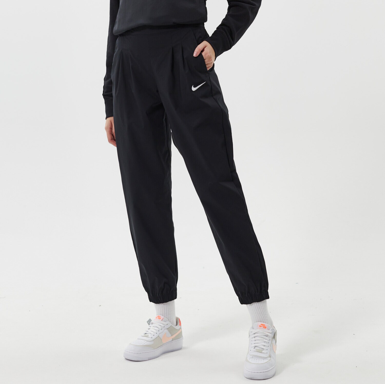 dámské kalhoty NIKE KALHOTY  W NSW ICN CLSH WVN HR JGGR DD5048-010 ČERNÁ