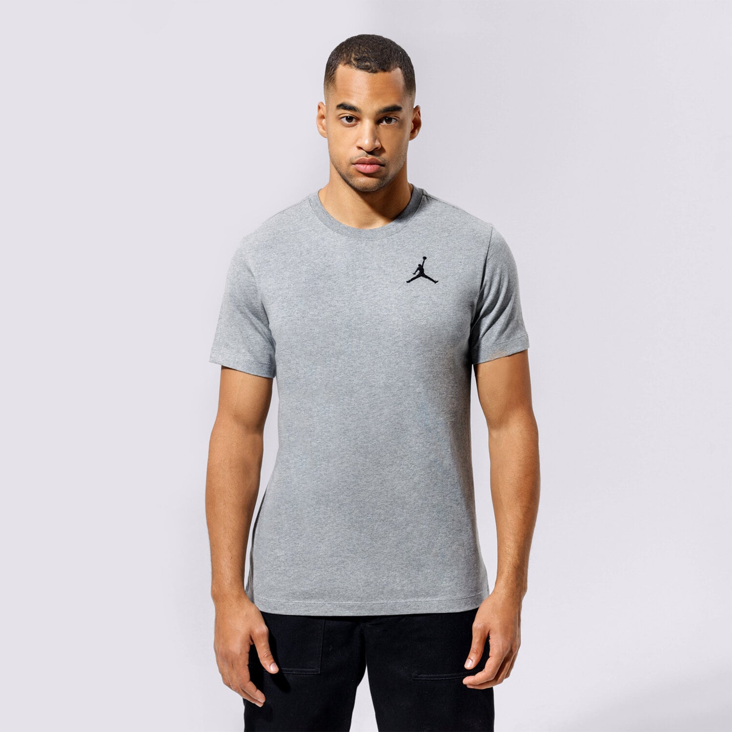 pánské tričko JORDAN TRIČKO M J JUMPMAN EMB SS CREW DC7485-091 ŠEDÁ