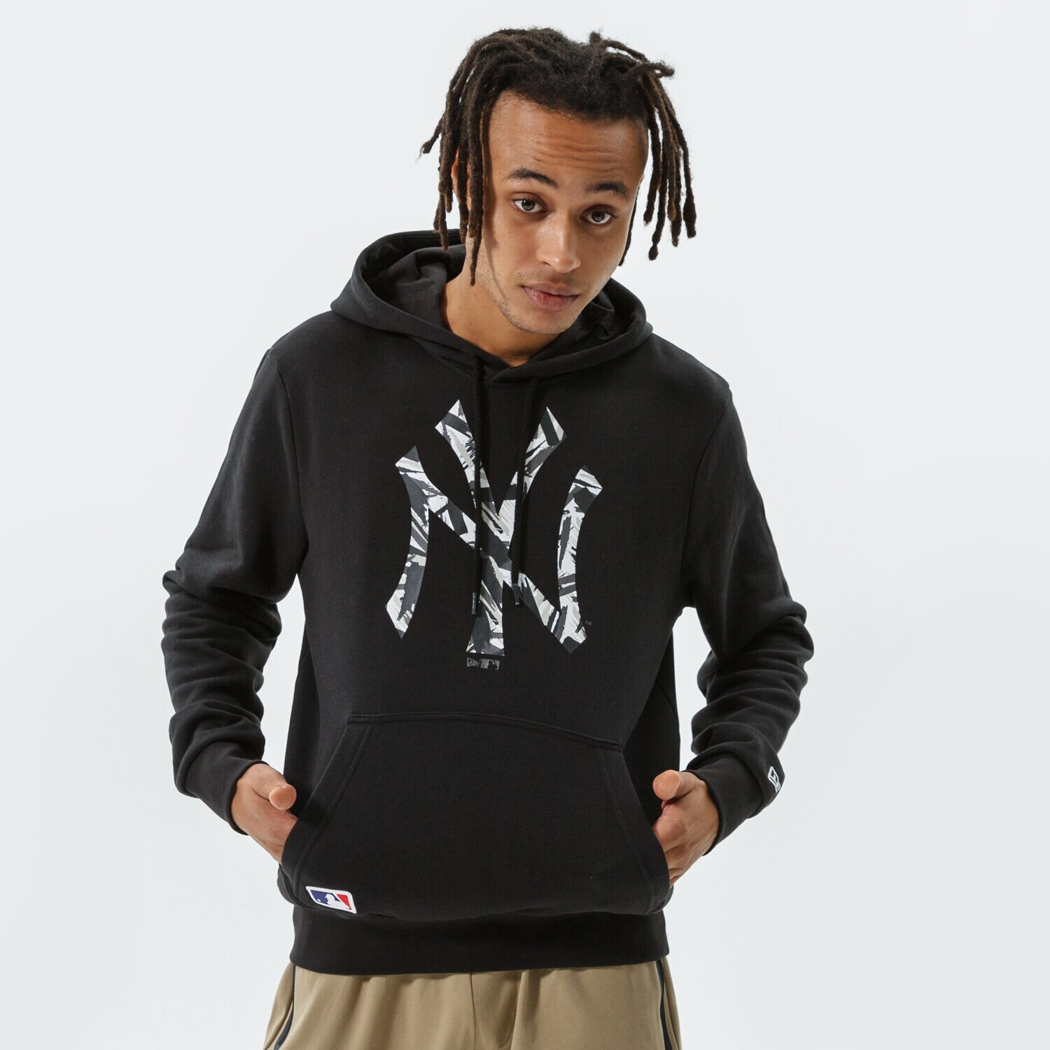 pánská mikina NEW ERA MIKINA S KAPUCÍ MLB CAMO INFILL PO HOODY NEYYAN BLK 12827258 ČERNÁ