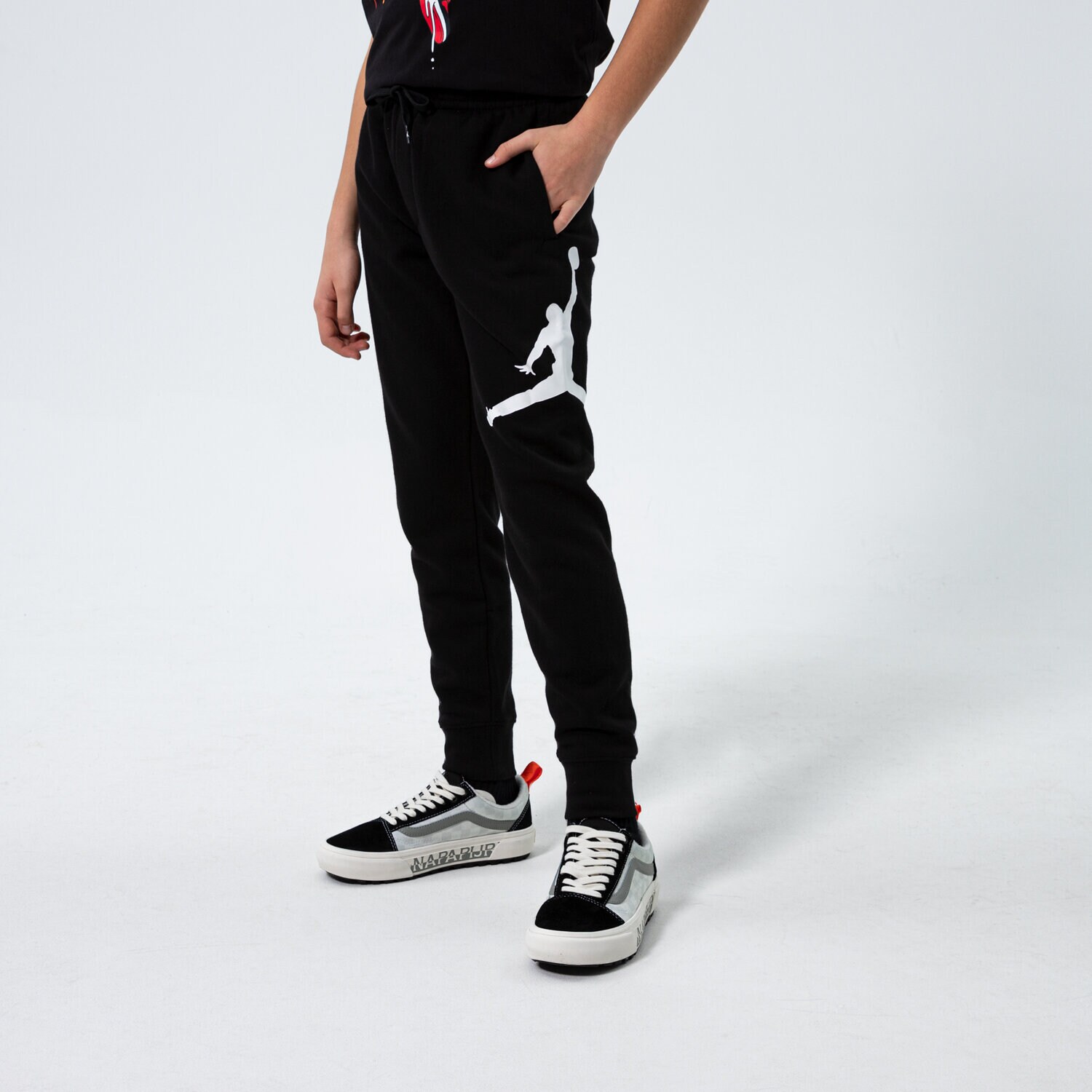 dětské kalhoty JORDAN KALHOTY  JDB JUMPMAN LOGO FLEECE PANT BOY 956327-023 ČERNÁ