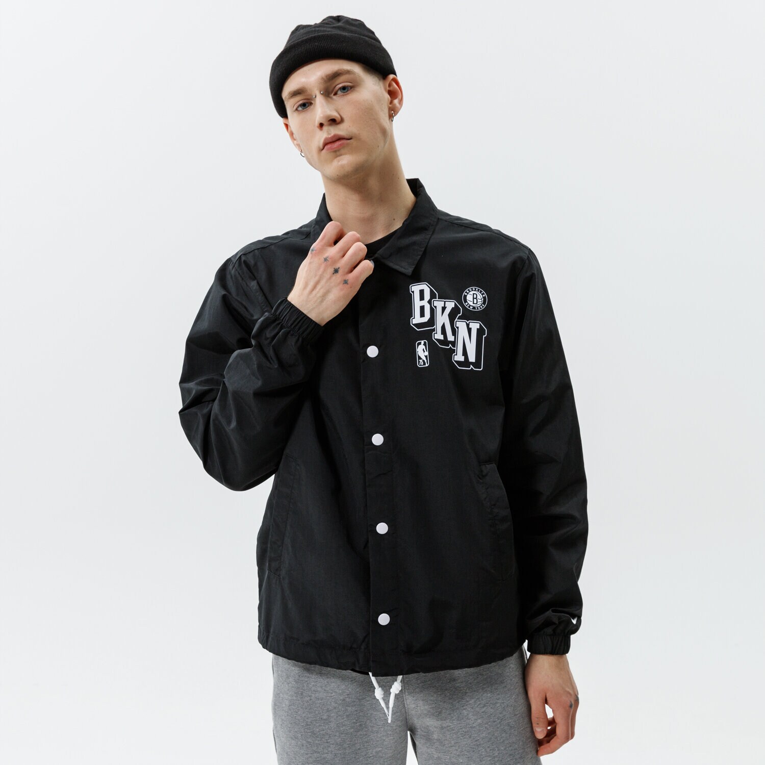 Přechodná bunda pánská (podzimní, jarní) NIKE BUNDA BKN M NK JKT COACHES CTS 75 NBA DB1429-010 ČERNÁ