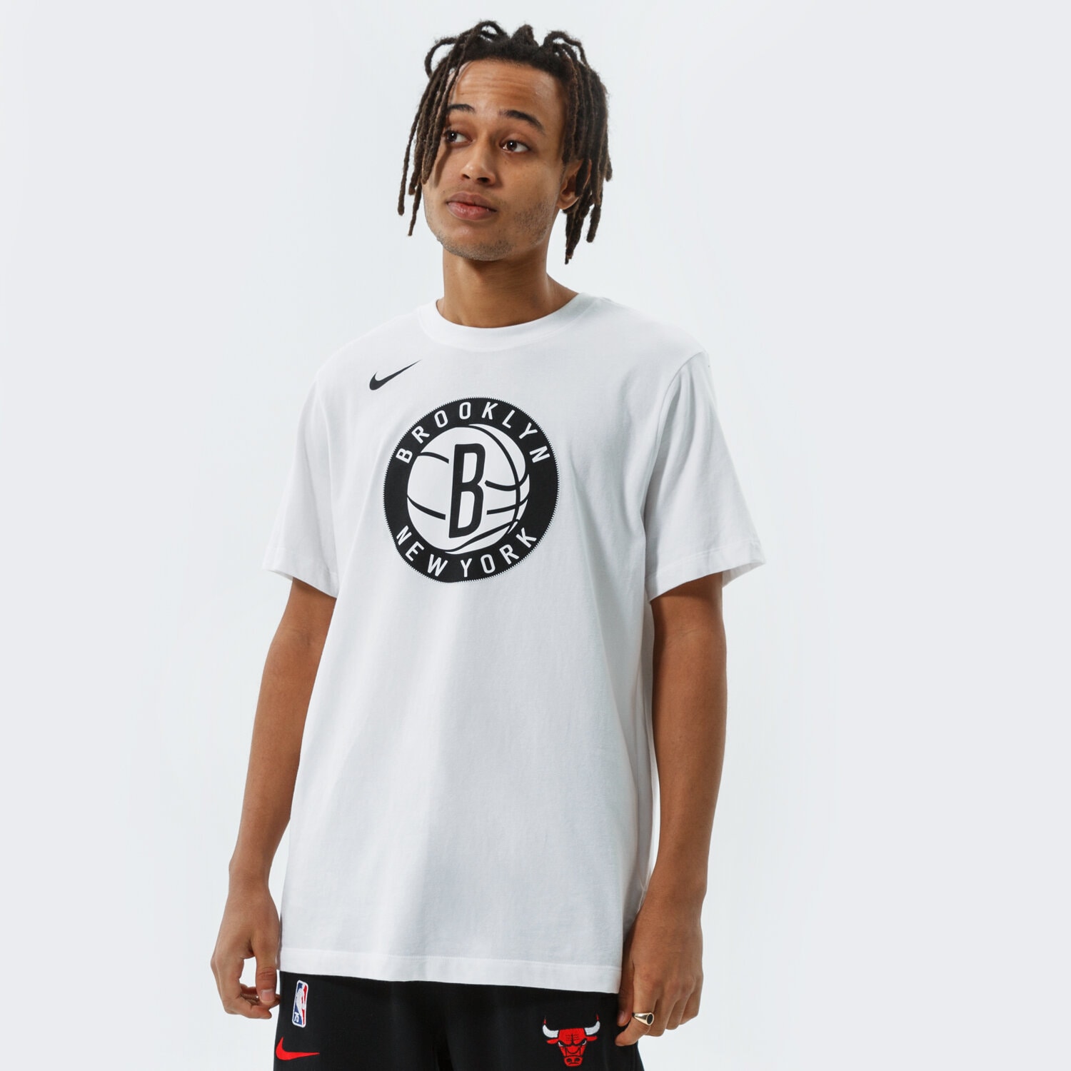pánské tričko NIKE TRIČKO BKN M NK DF ES LOGO SS TEE NBA DA5999-100 BÍLÁ