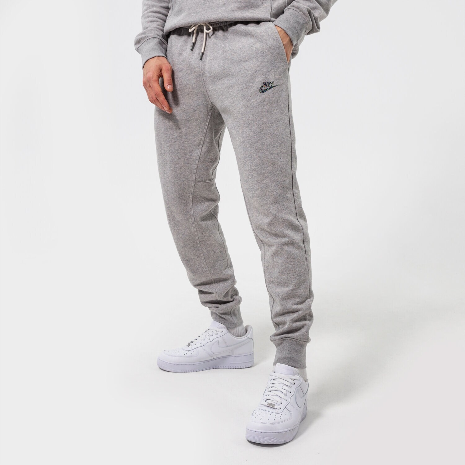 pánské kalhoty NIKE KALHOTY  M NSW SPE+ SB JGGR REVIVAL DH1036-902 ŠEDÁ