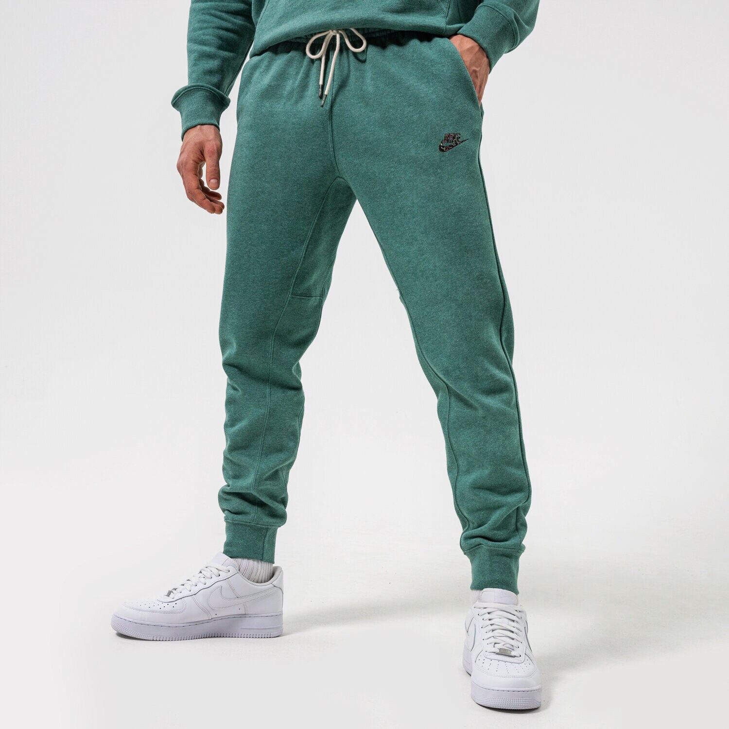 pánské kalhoty NIKE KALHOTY  M NSW SPE+ SB JGGR REVIVAL DH1036-361 ZELENÁ