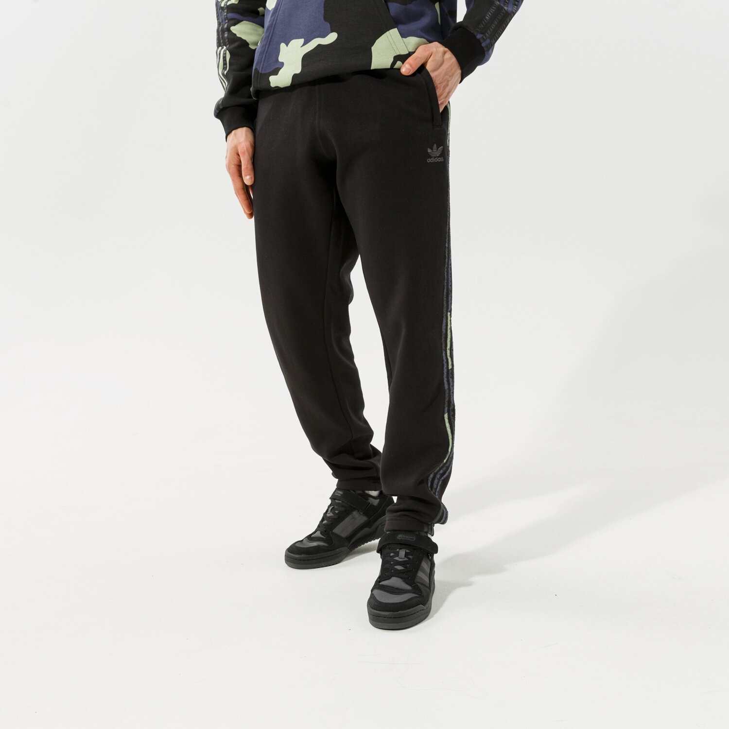 pánské kalhoty ADIDAS KALHOTY CAMO PANTS HF4878 ČERNÁ