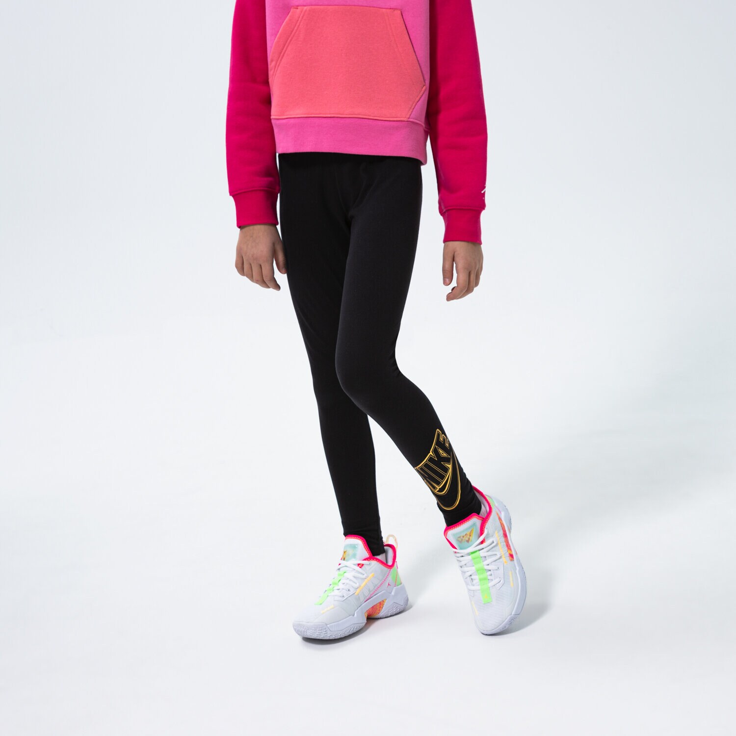 dětské kalhoty NIKE LEGGINGS GIRLS' SPORTSWEAR GRAPHIC GIRL DD6278-013 ČERNÁ