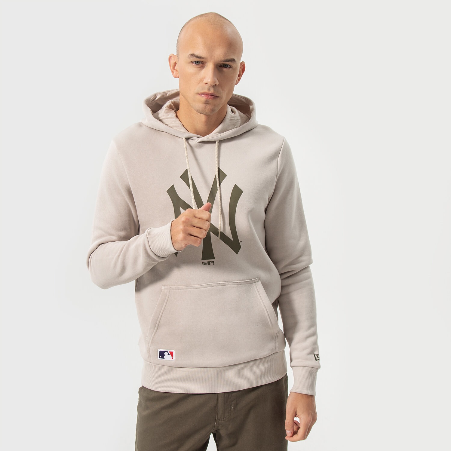 pánská mikina NEW ERA MIKINA S KAPUCÍ MLB SEAS TEAM LOGO NYY NEW YORK YANK 12893130 BÉŽOVÁ