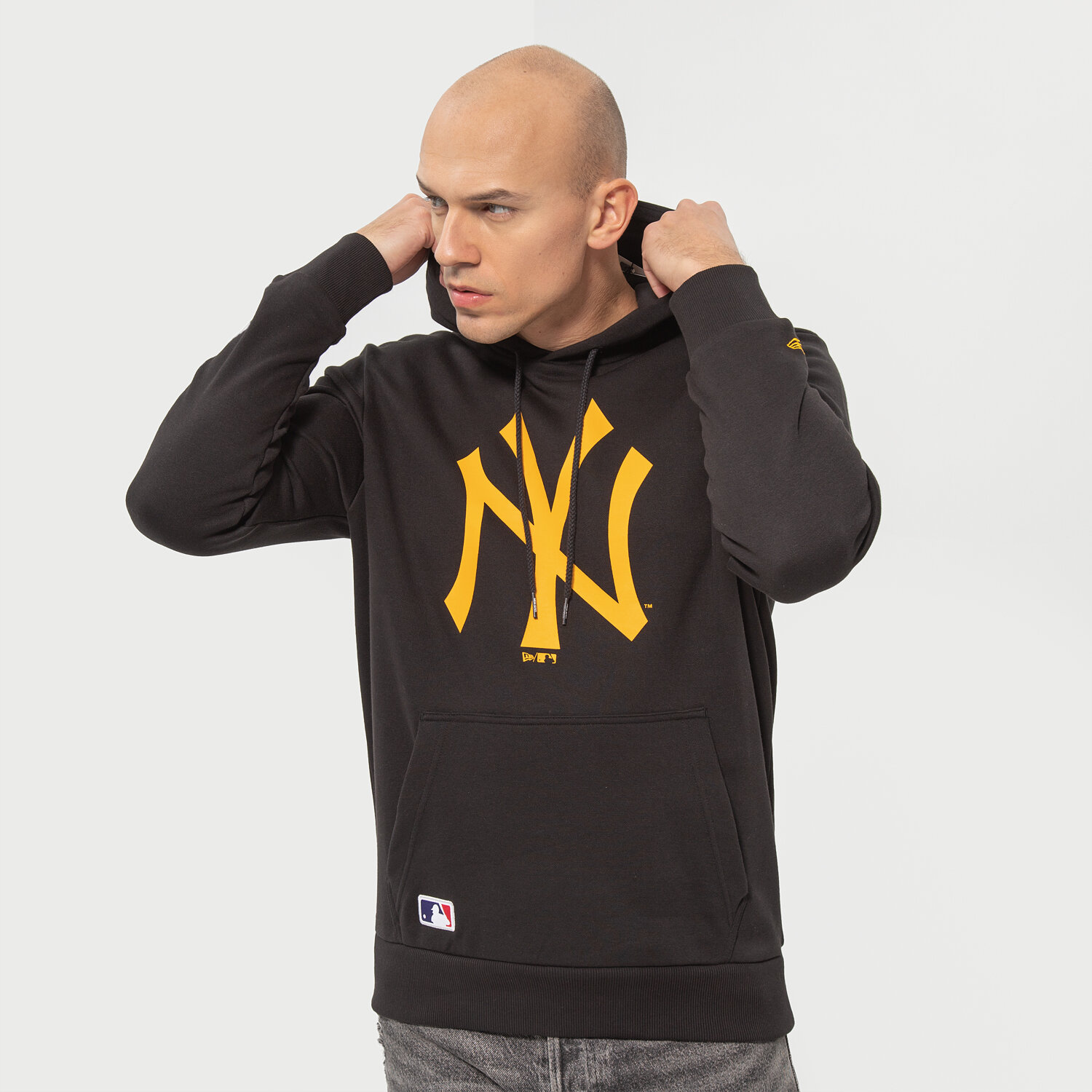 pánská mikina NEW ERA MIKINA S KAPUCÍ TEAM LOGO HOODY NYY BLK 12893131 ČERNÁ