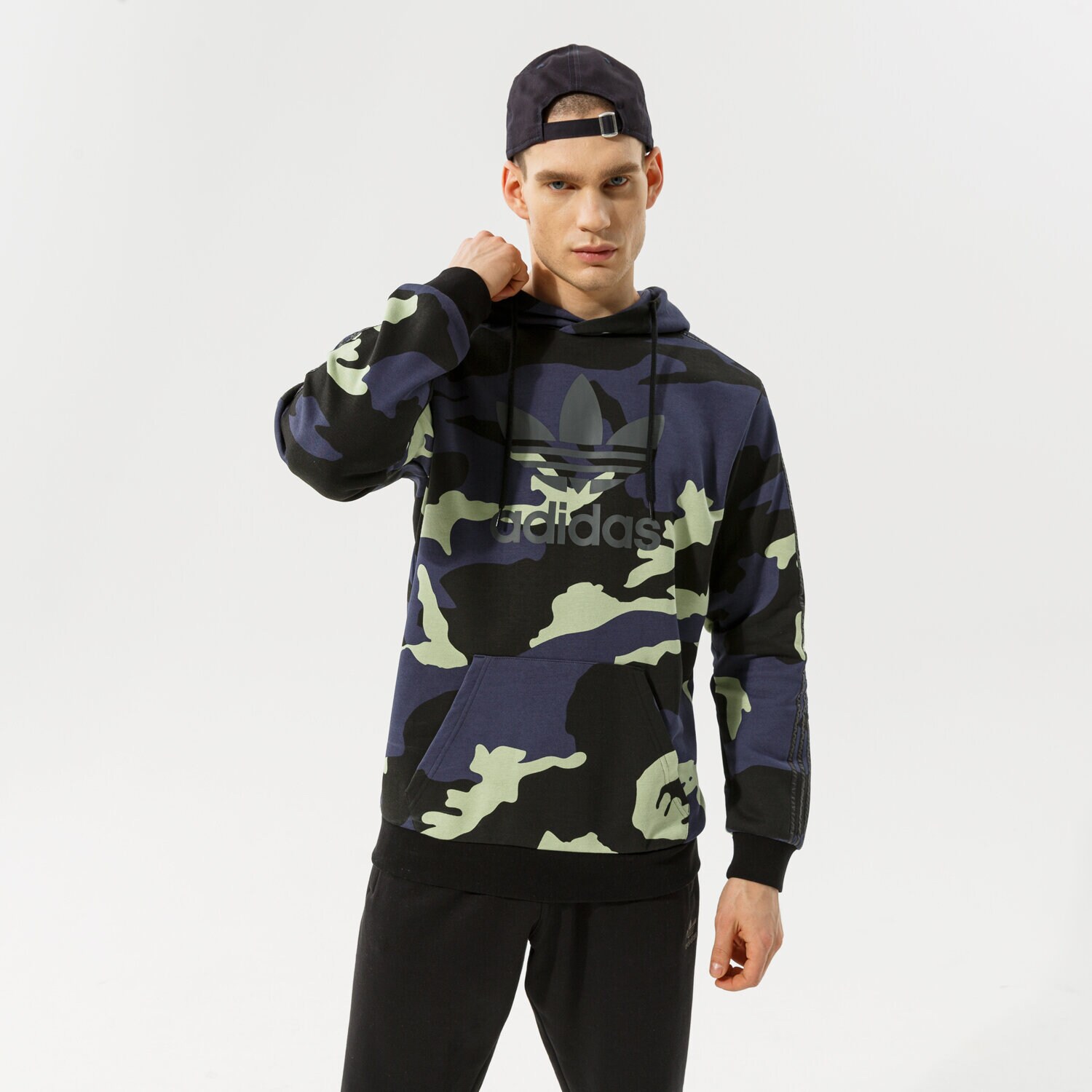 pánská mikina ADIDAS MIKINA S KAPUCÍ CAMO HOODIE HF4882 VÍCEBAREVNÁ