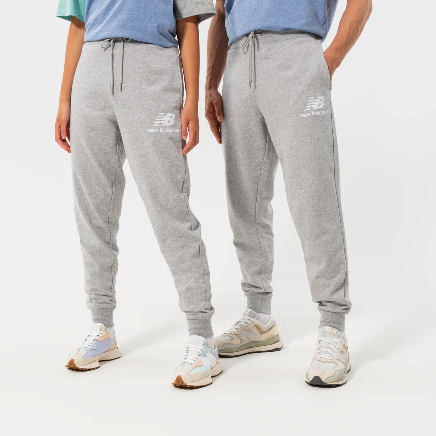 pánské kalhoty NEW BALANCE KALHOTY  NB ESSENTIALS STACKED LOGO SWEATPANT MP03558AG ŠEDÁ