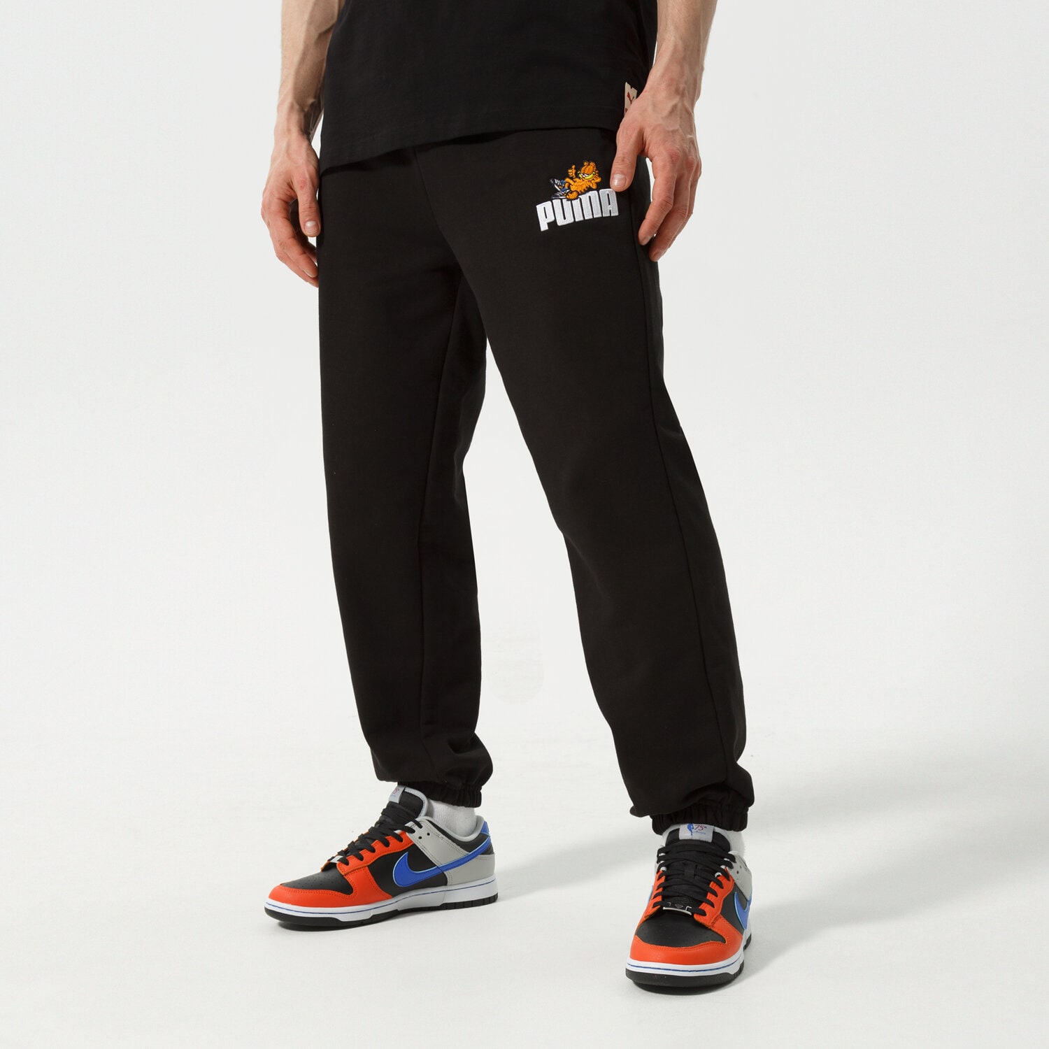 pánské kalhoty PUMA KALHOTY  PUMA X GARFIELD SWEATPANTS 534436 01 ČERNÁ