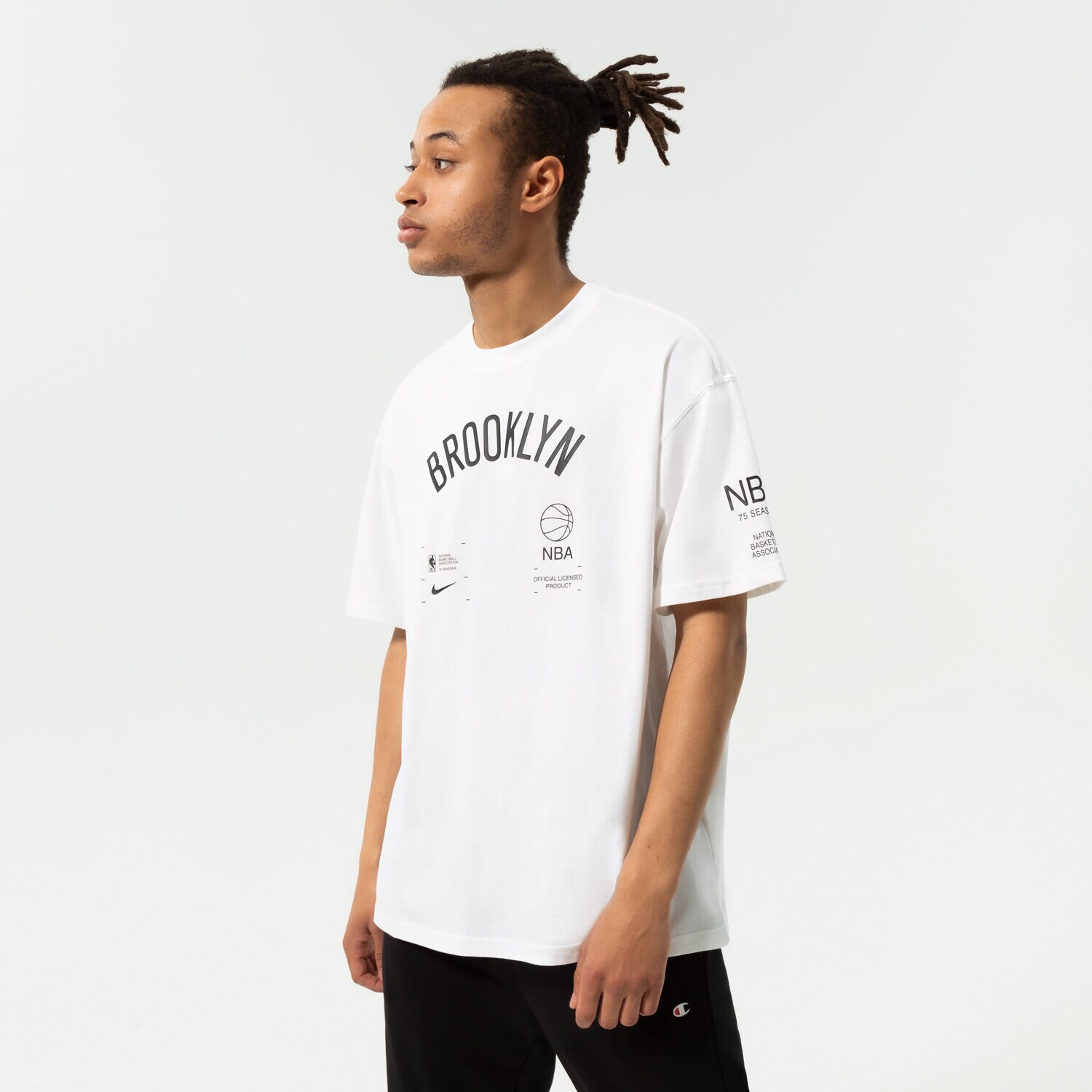 pánské tričko NIKE TRIČKO BKN M NK CTS FTPK INFNTY TEE NBA DH6740-100 BÍLÁ