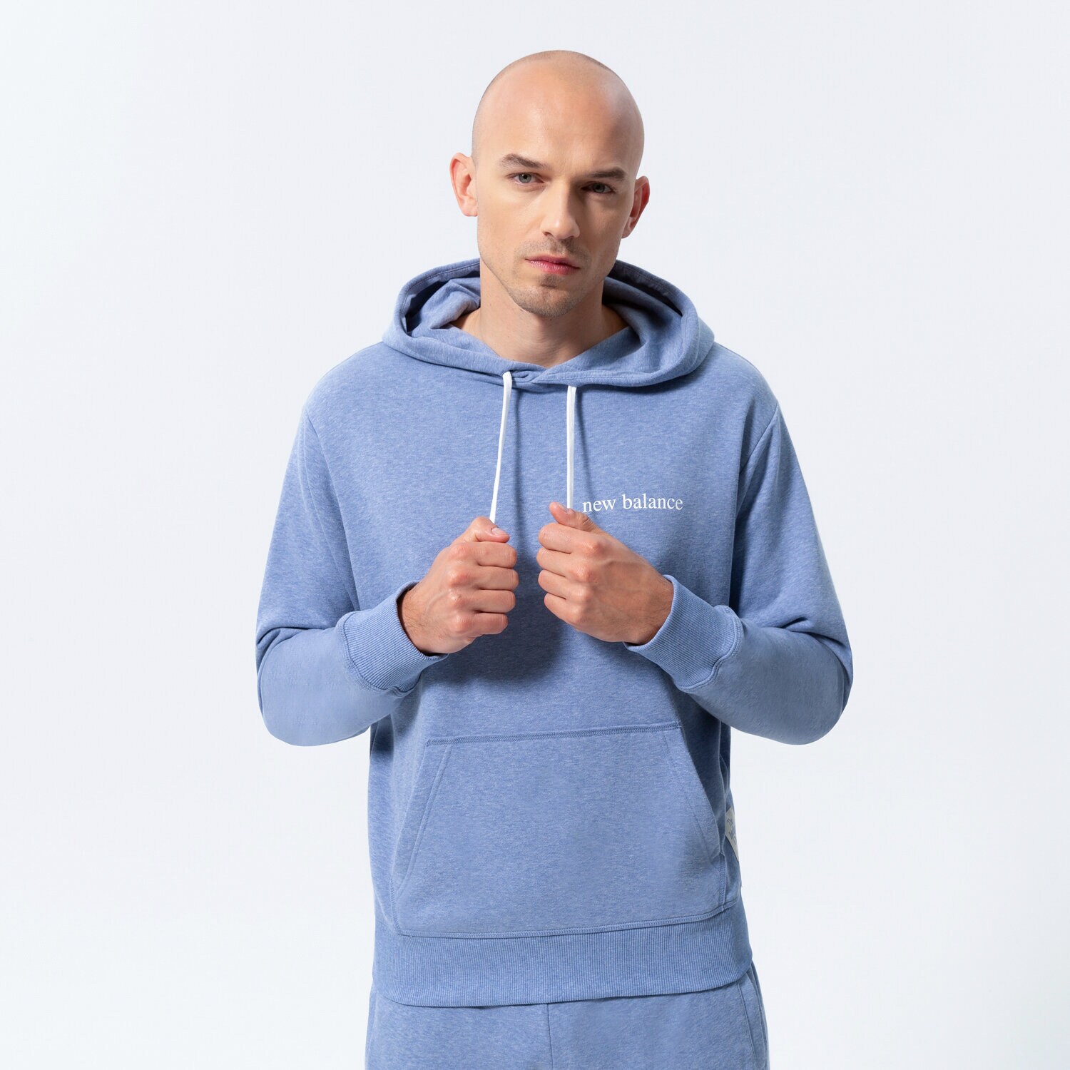 pánská mikina NEW BALANCE MIKINA S KAPUCÍ NB ESSENTIALS PURE BALANCE SWEAT MT21565NHR MODRÁ