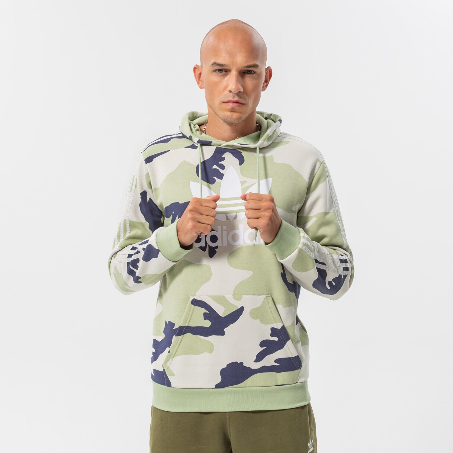 pánská mikina ADIDAS MIKINA S KAPUCÍ CAMO HOODIE HF4886 VÍCEBAREVNÁ
