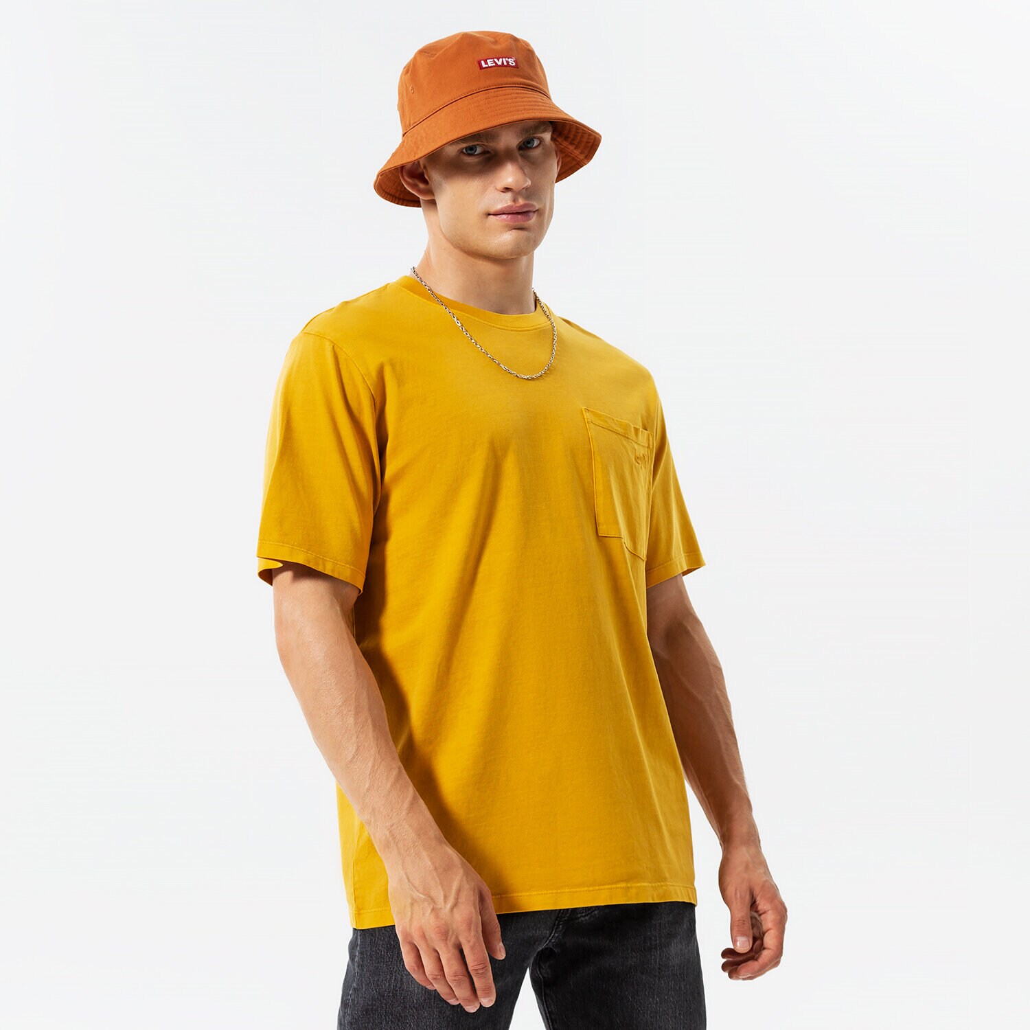 pánské tričko LEVI'S TRIČKO SEASONAL POCKET TEE A3697-0001 hořčicová