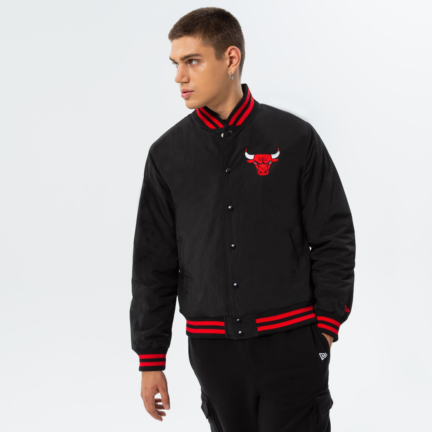 Přechodná bunda pánská (podzimní, jarní) NEW ERA BUNDA TEAM LOGO BOMBER BULLS CHICAGO BULLS BLKFDR 60284773 ČERNÁ