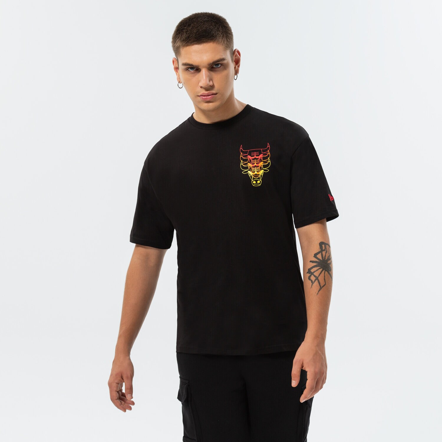 pánské tričko NEW ERA TRIČKO NBA STACKED OVRSZD BULLS 60284694 ČERNÁ