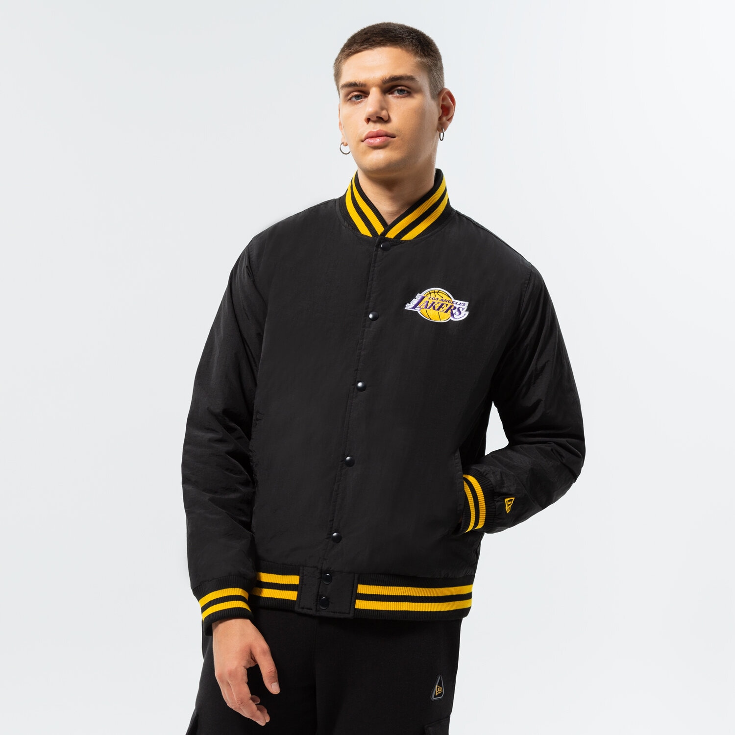 Přechodná bunda pánská (podzimní, jarní) NEW ERA BUNDA TEAM LOGO BOMBER LAKERS LOS ANGELES LAKERS BLK 60284782 ČERNÁ