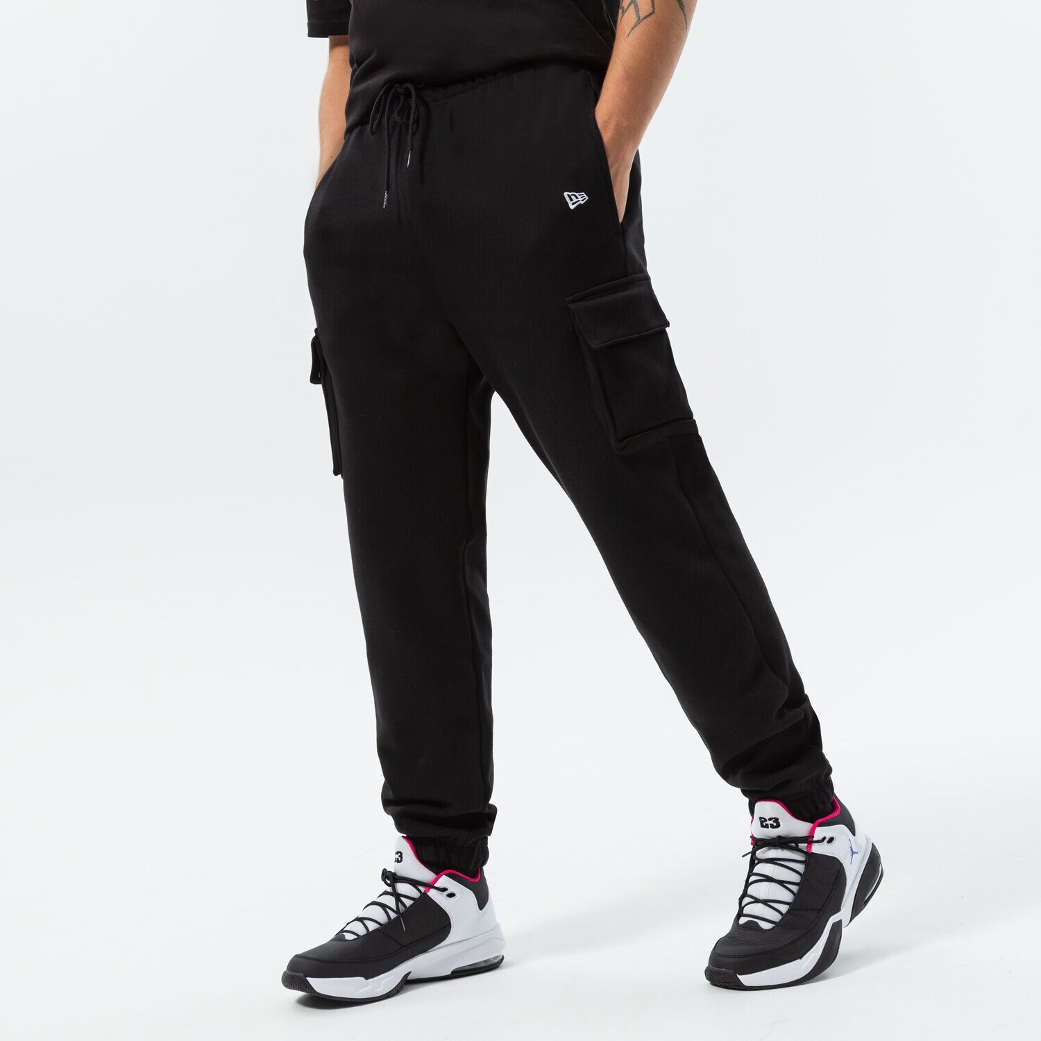 pánské kalhoty NEW ERA KALHOTY  NE PREMIUM CARGO BLK NEW ERA BLKWHI 60284750 ČERNÁ