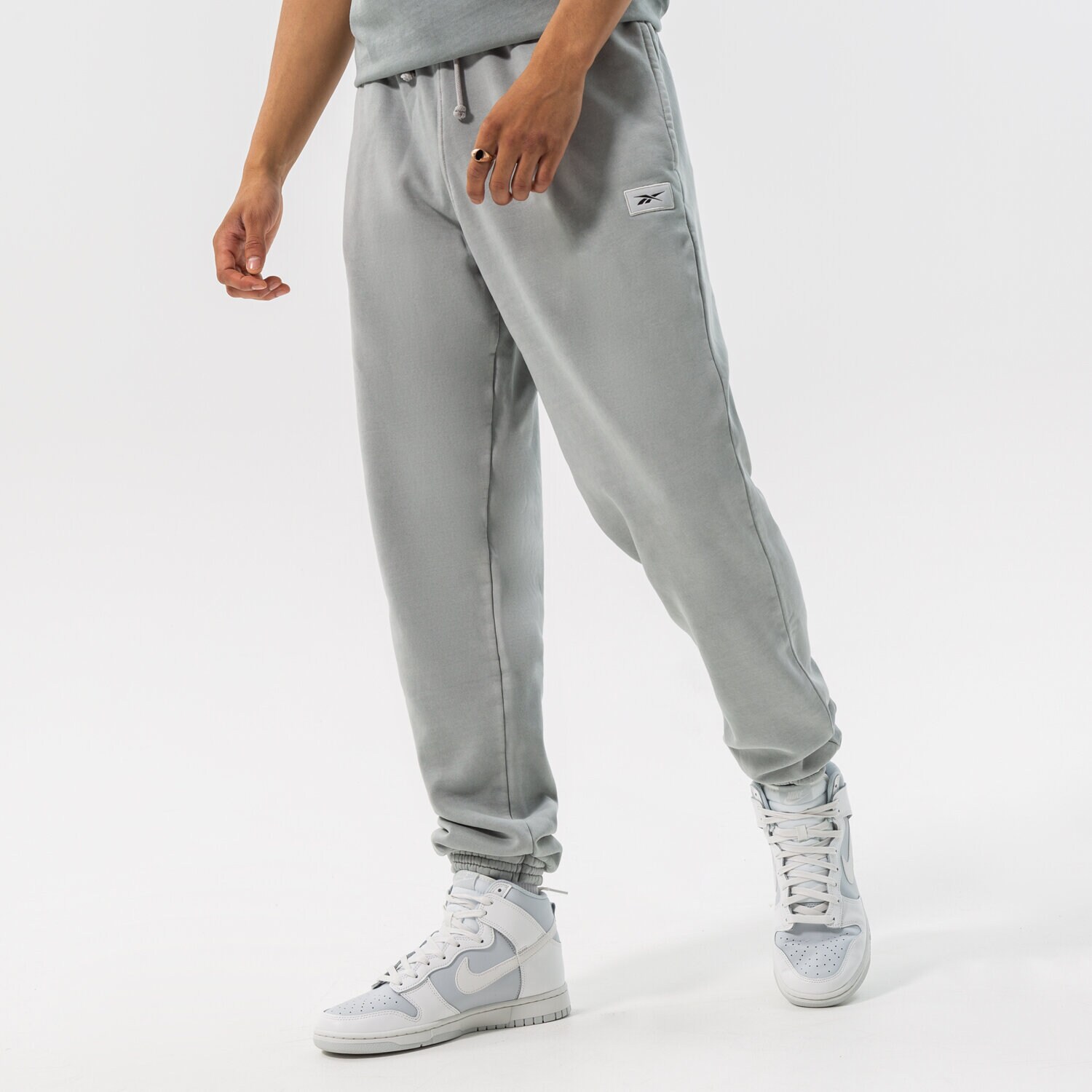 pánské kalhoty REEBOK KALHOTY  CLASSIC NATURAL DYE PANT HI4616 ŠEDÁ