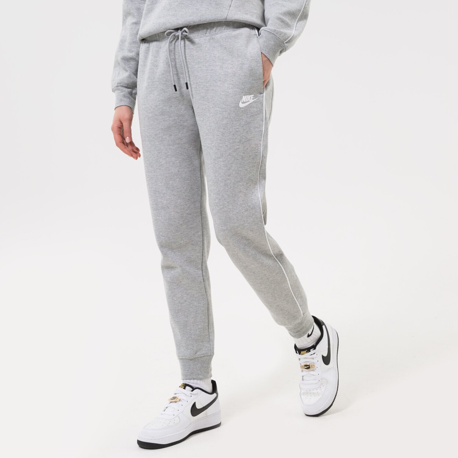 dámské kalhoty NIKE KALHOTY  W NSW MLNM ESSNTL FLC MR CZ8340-063 ŠEDÁ