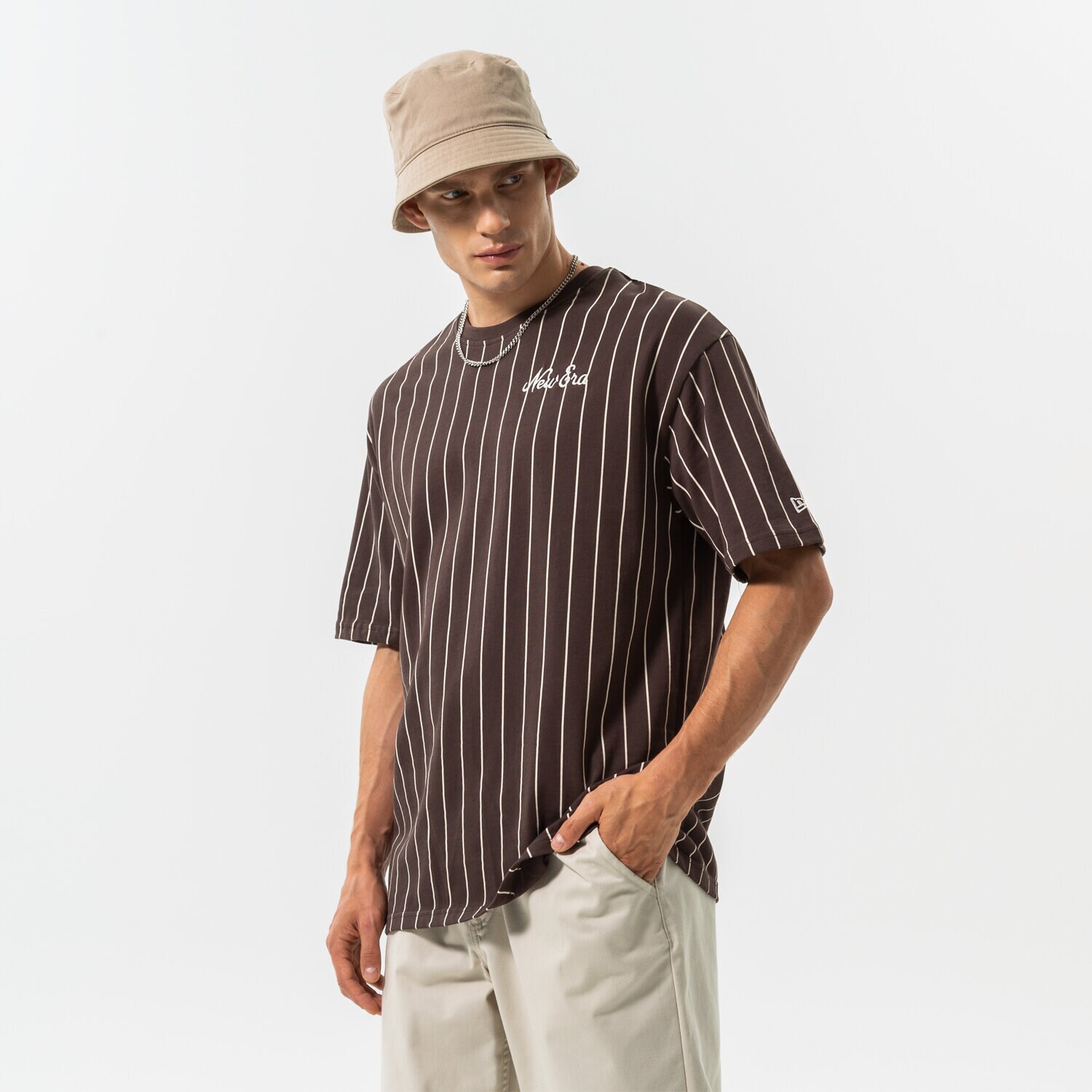 pánské tričko NEW ERA TRIČKO OS PINSTRIPE BRWN NEW ERA BRSOFW 60284644 HNĚDÁ