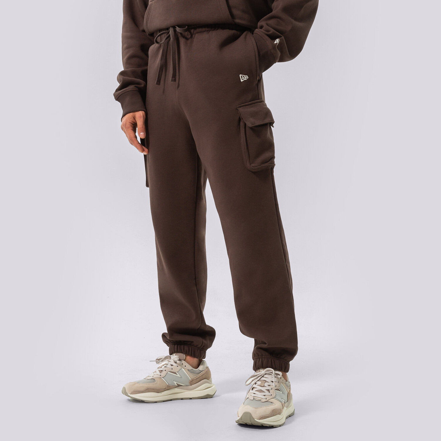 pánské kalhoty NEW ERA KALHOTY  HERITAGE CARGO BRWN NEW ERA BRSOFW 60284715 HNĚDÁ