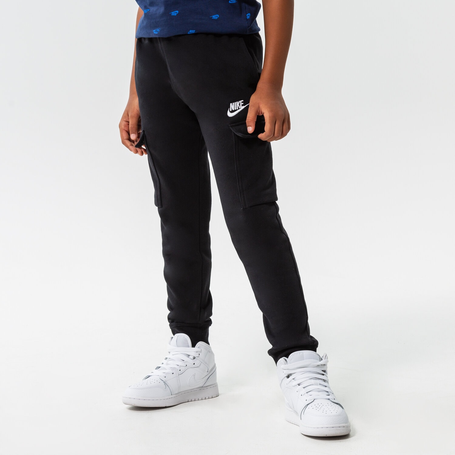 dětské kalhoty NIKE CLUB FLEECE CARGO JOGGERS JUNIOR BOY CQ4298-010 ČERNÁ