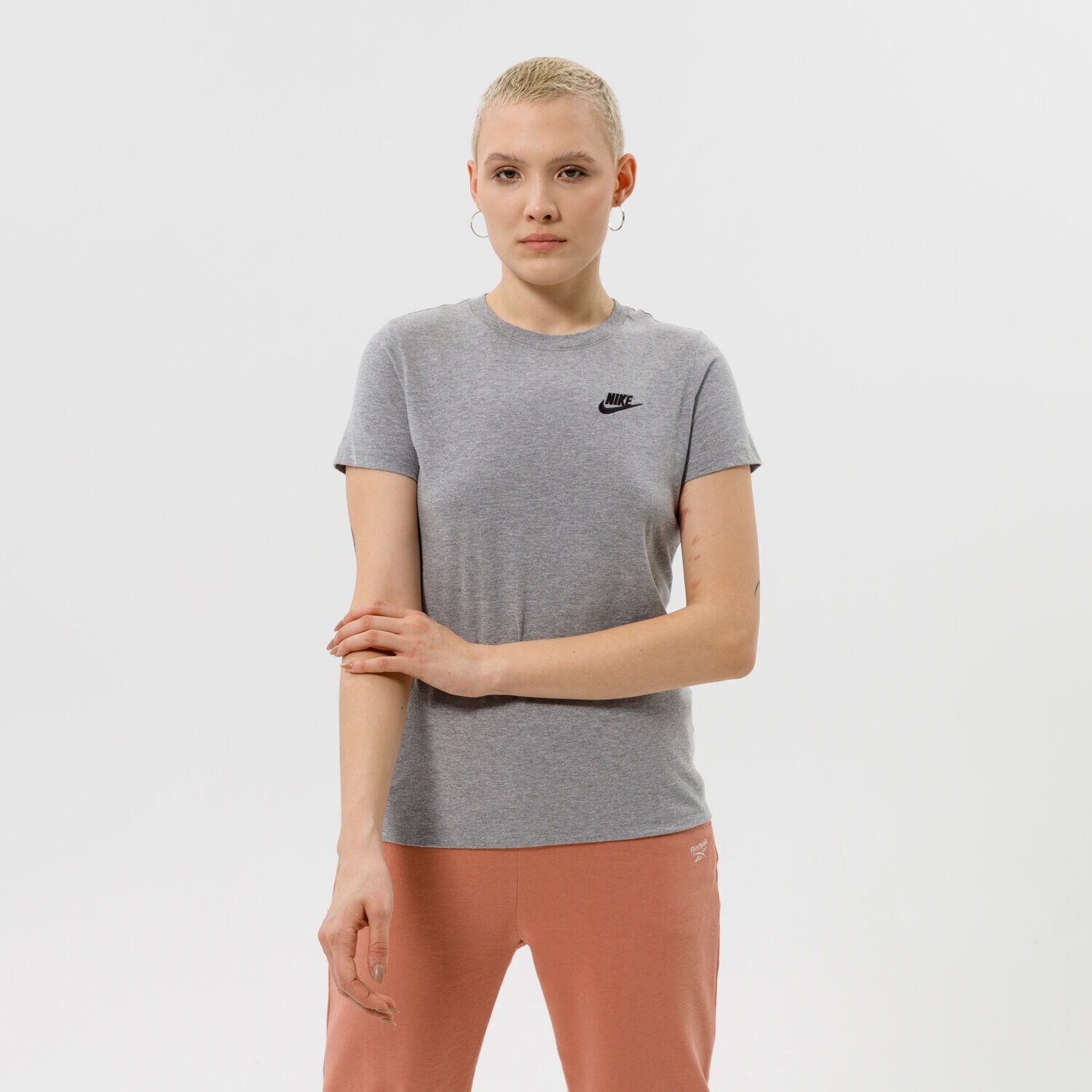 dámské tričko NIKE TRIČKO ESSENTIAL SHORT SLEEVE DN2393-063 ŠEDÁ