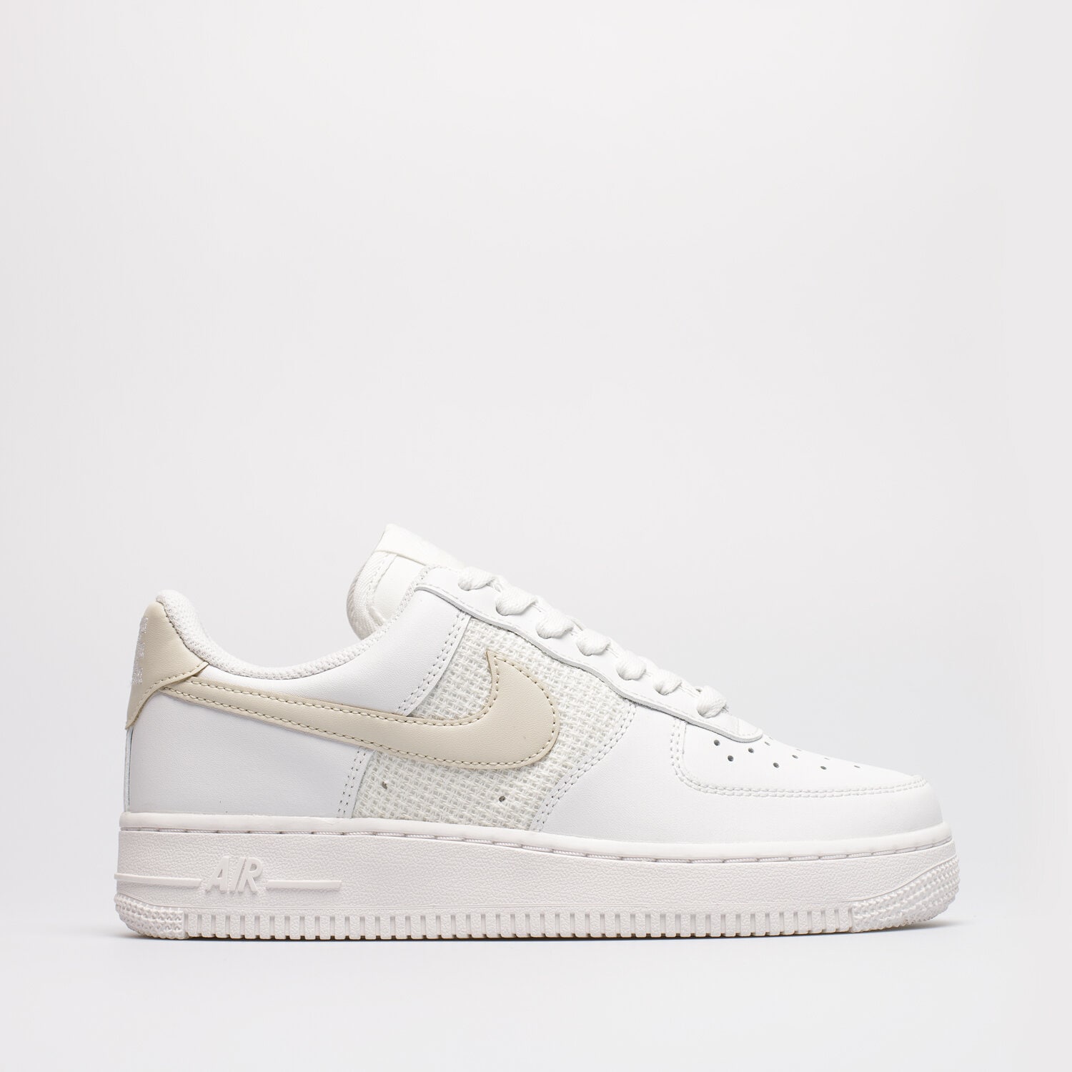 dámské tenisky NIKE AIR FORCE 1 '07 ESS DJ9945-100 VÍCEBAREVNÁ