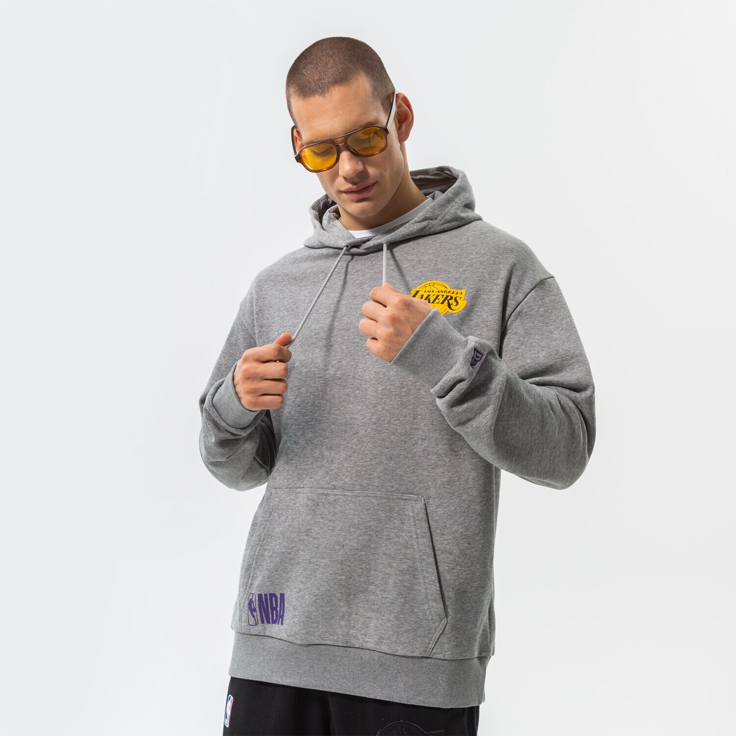 pánská mikina NEW ERA MIKINA S KAPUCÍ HALF LOGO OS LAKERS LOS ANGELES LAKE 60284624 ŠEDÁ