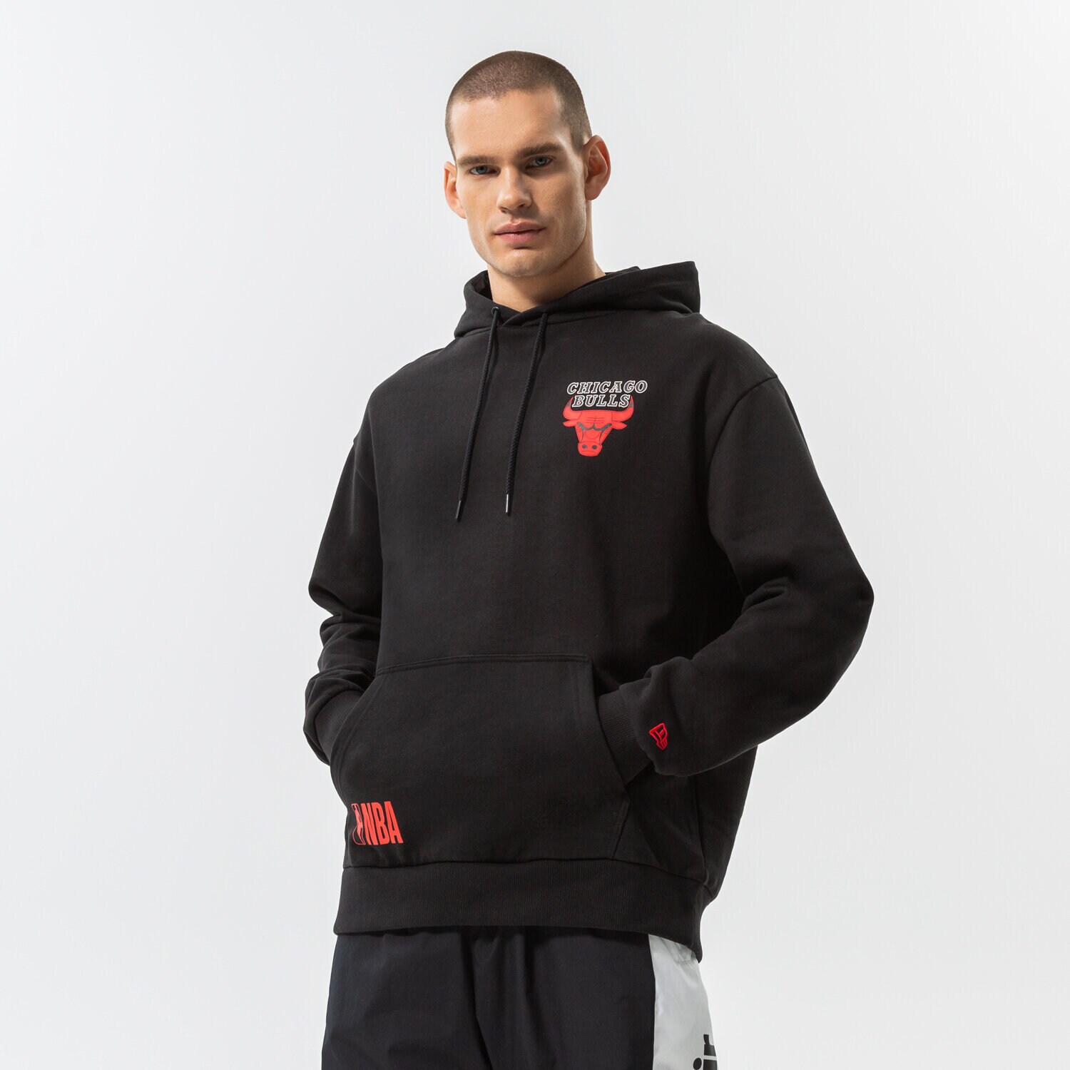 pánská mikina NEW ERA MIKINA S KAPUCÍ HALF LOGO OS BULLS CHICAGO BULLS BLK 60284623 ČERNÁ
