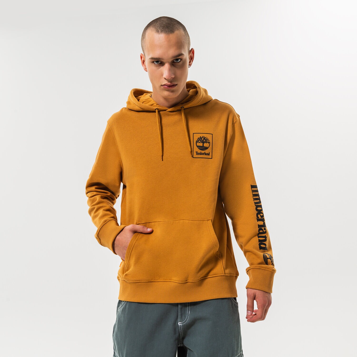 pánská mikina TIMBERLAND MIKINA S KAPUCÍ STACK LOGO WHEAT BOOT TB0A5ZHNP471 HNĚDÁ