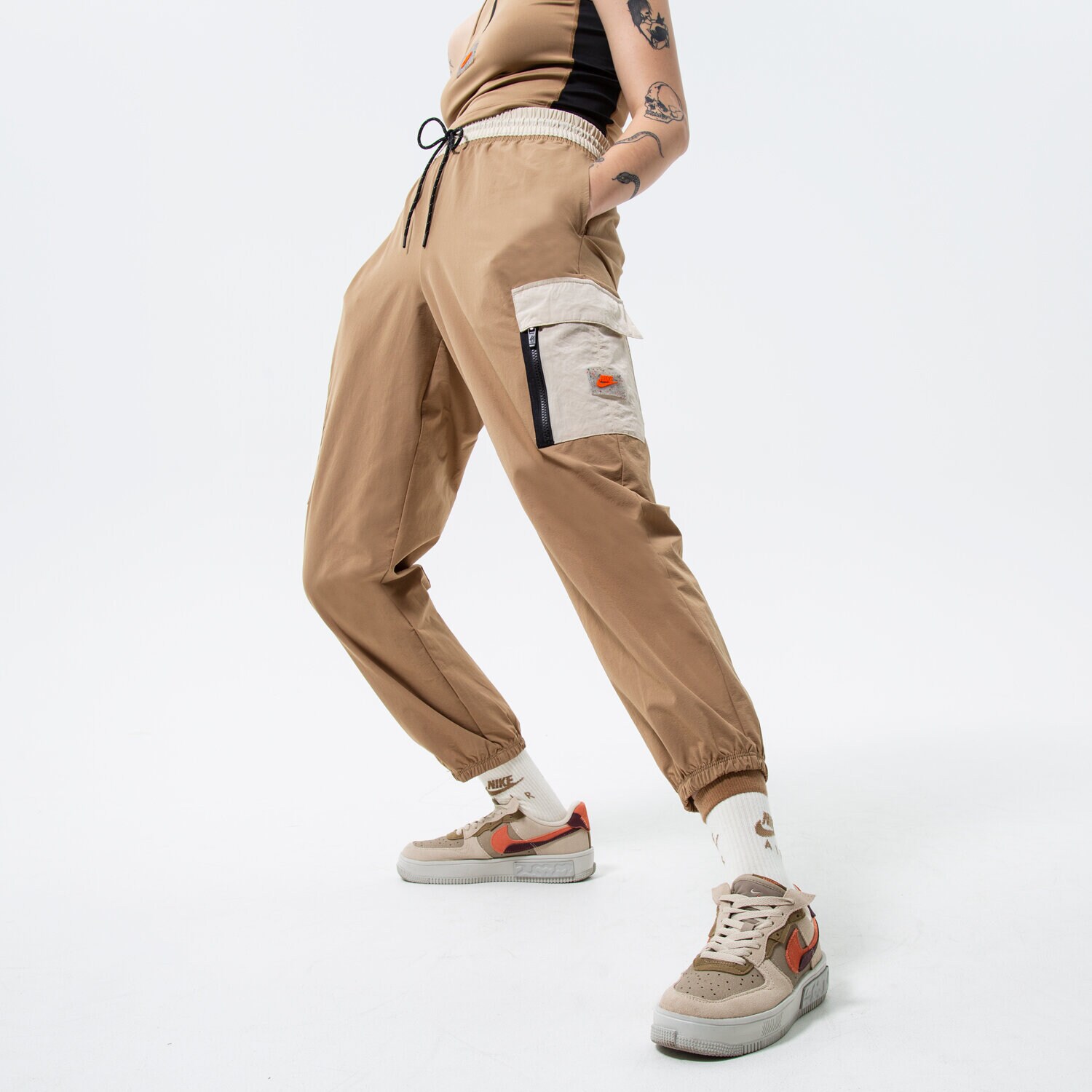 dámské kalhoty NIKE KALHOTY  W NSW WVN CARGO PANT SU DX2322-258 HNĚDÁ