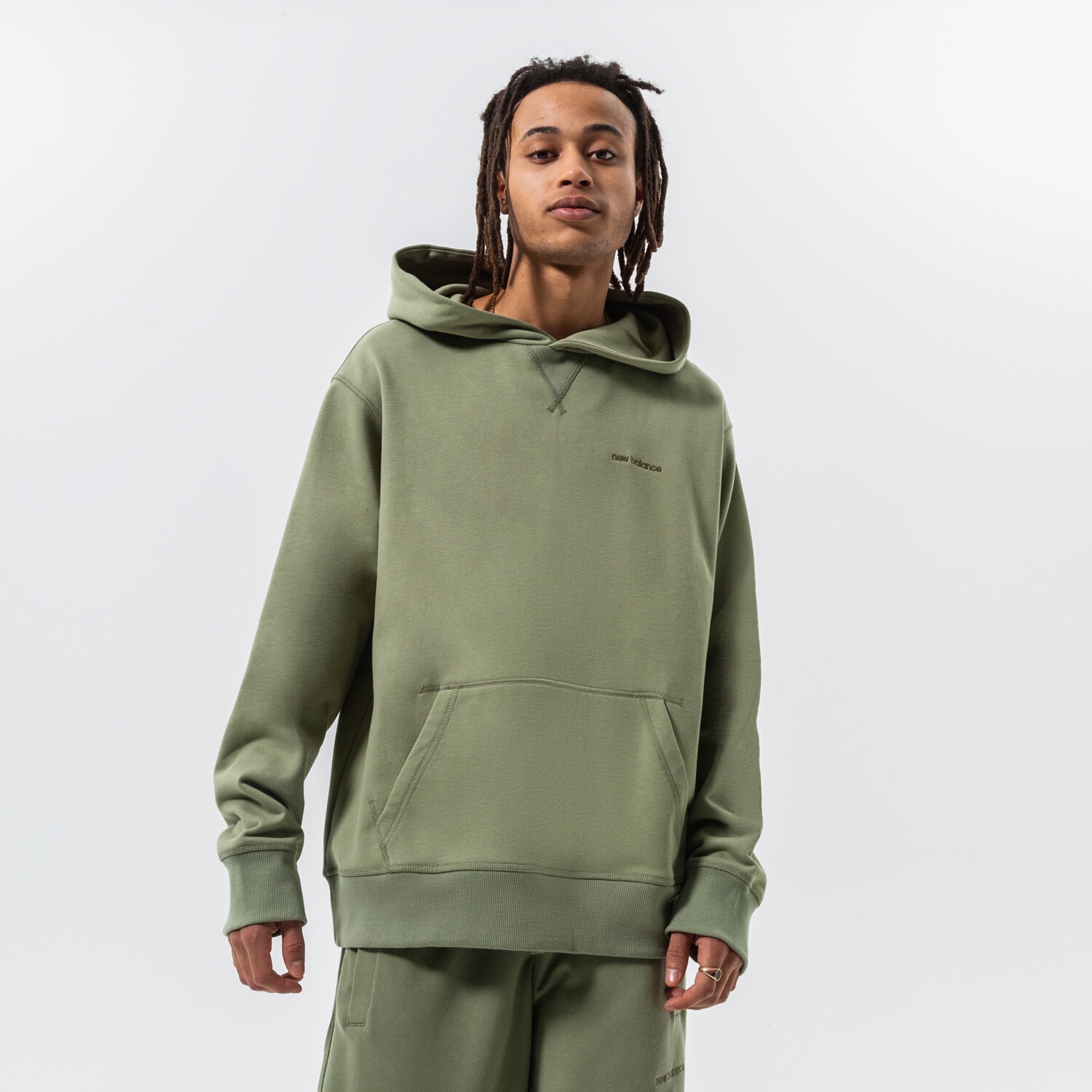 pánská mikina NEW BALANCE MIKINA S KAPUCÍ ATHLETICS NATURE MT23565OLF ZELENÁ