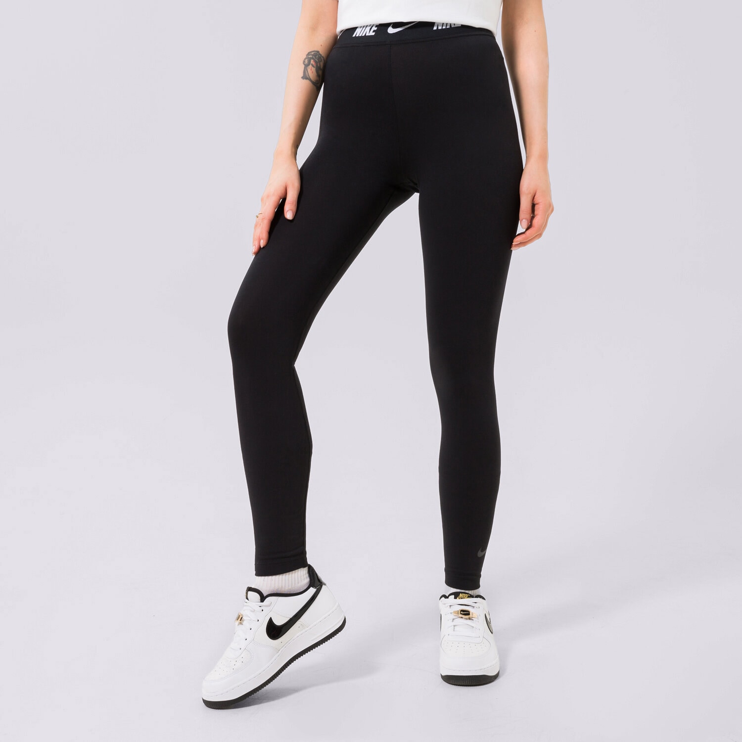 dámské kalhoty NIKE LEGGINGS HIGH WAISTED LOGO DM4651-010 ČERNÁ