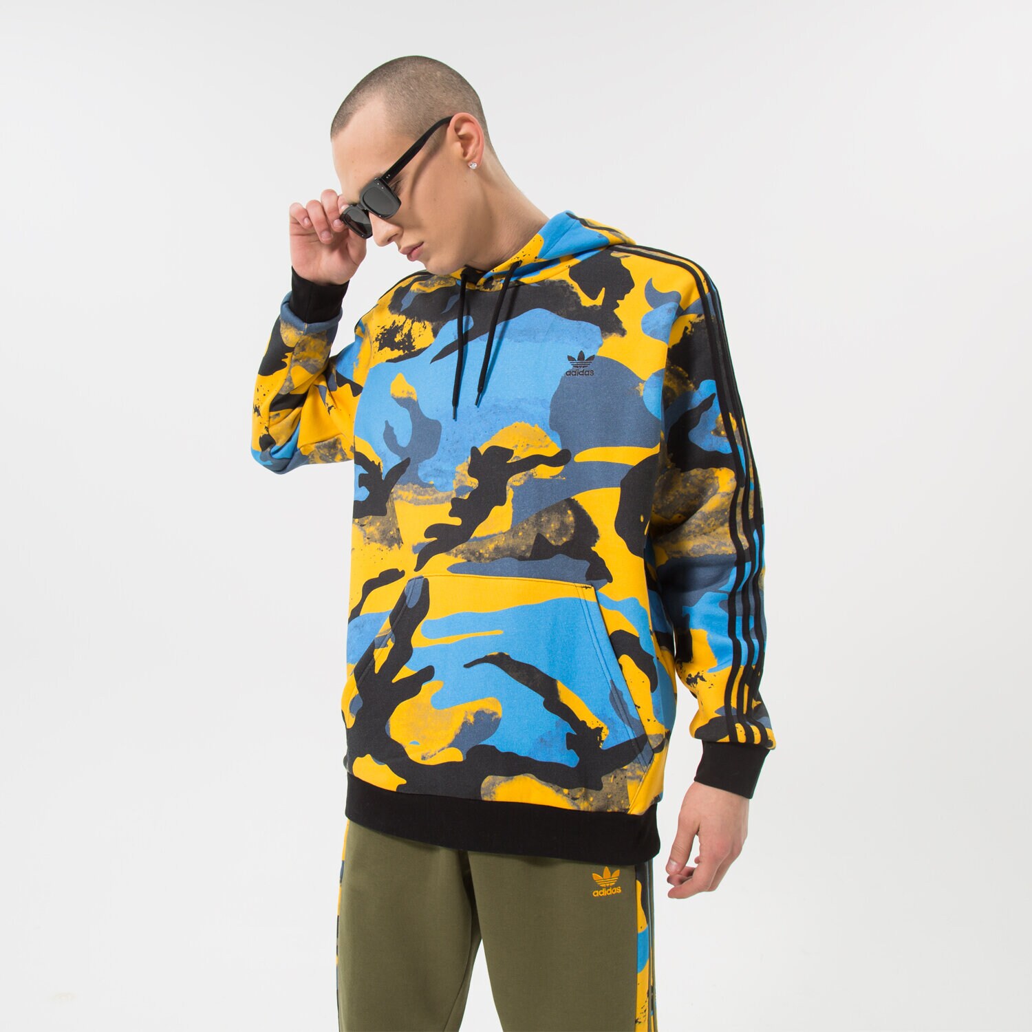 pánská mikina ADIDAS MIKINA S KAPUCÍ CAMO AOP HOODIE HK2804 VÍCEBAREVNÁ
