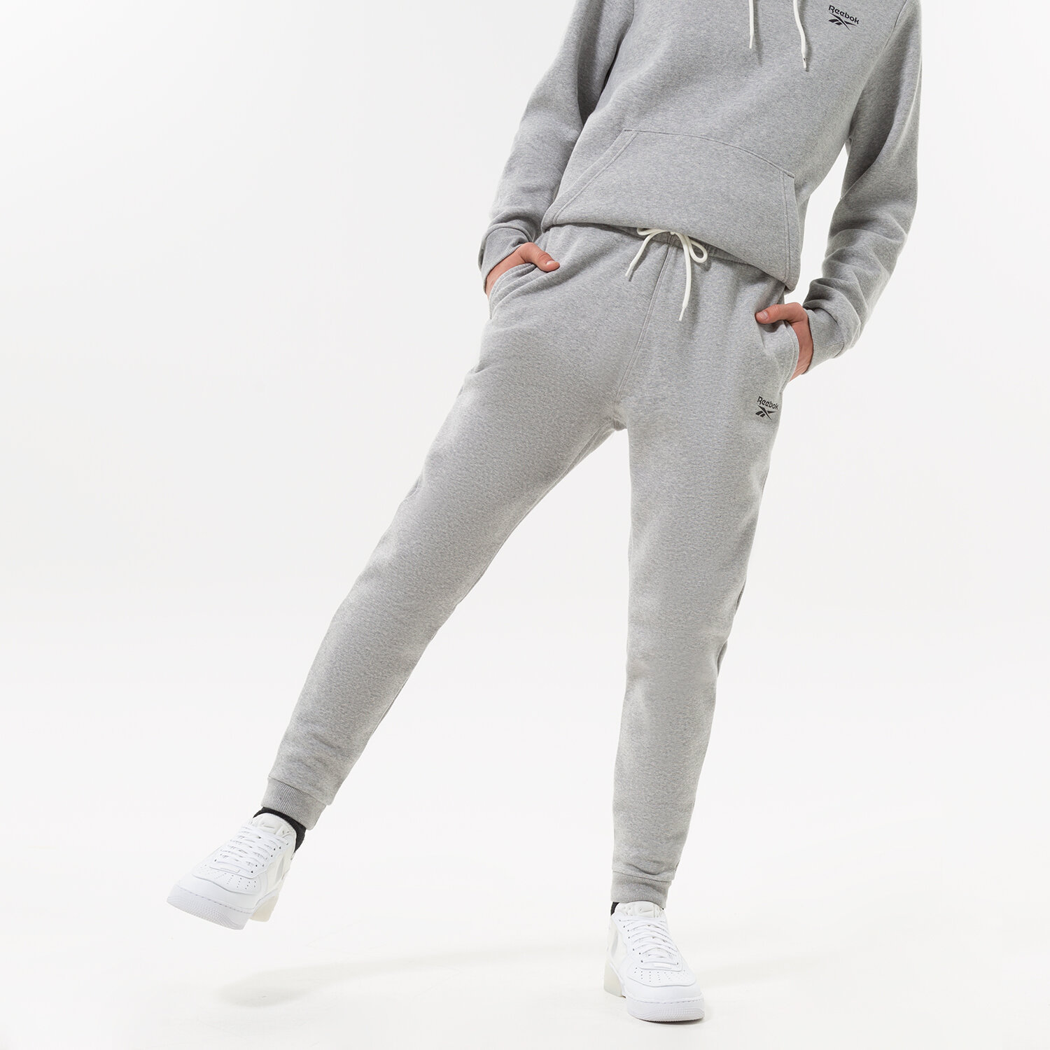 pánské kalhoty REEBOK KALHOTY  RI LEFT LEG JOGGER HS7118 ŠEDÁ