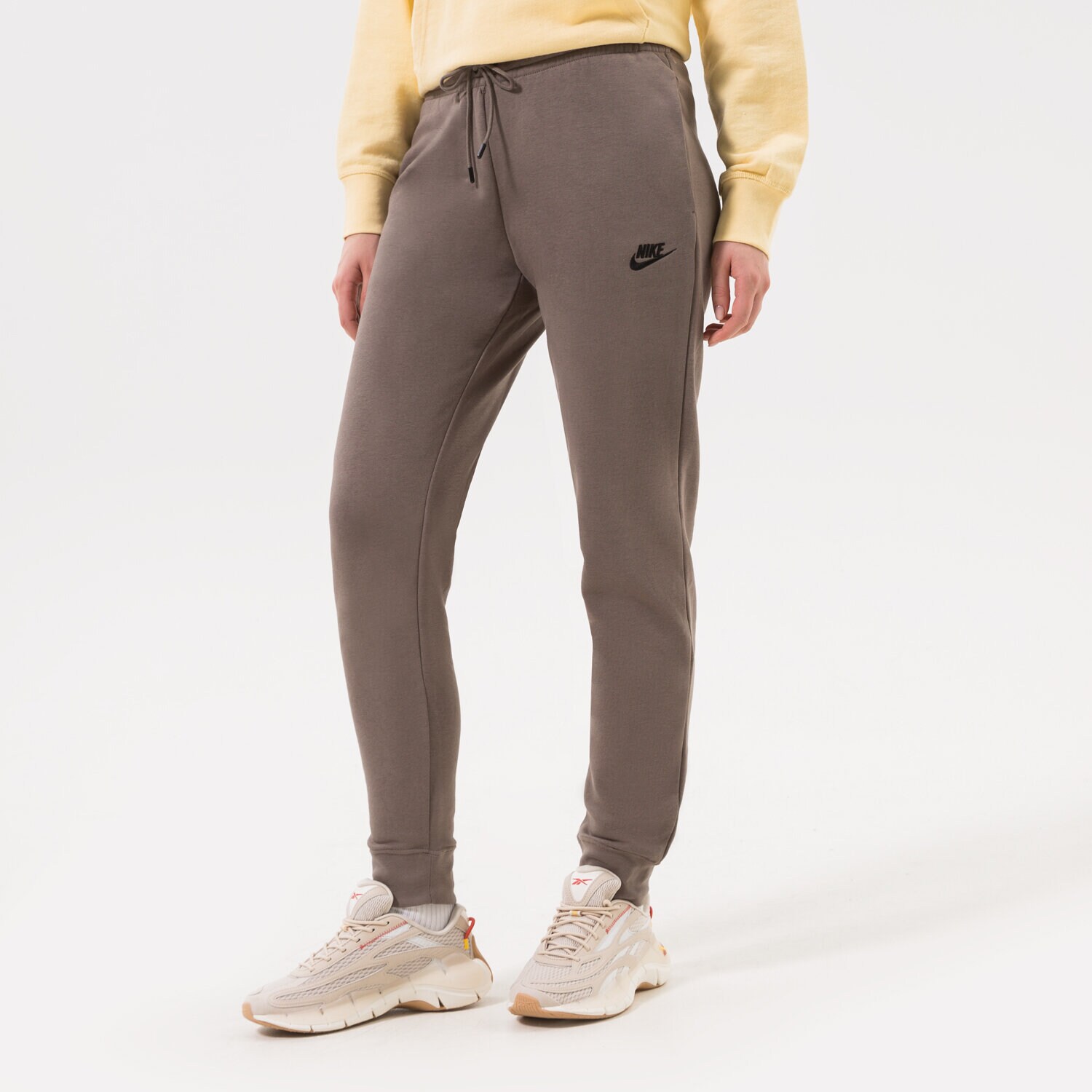 dámské kalhoty NIKE KALHOTY  W NSW ESSNTL PANT REG FLC MR DX2320-040 HNĚDÁ