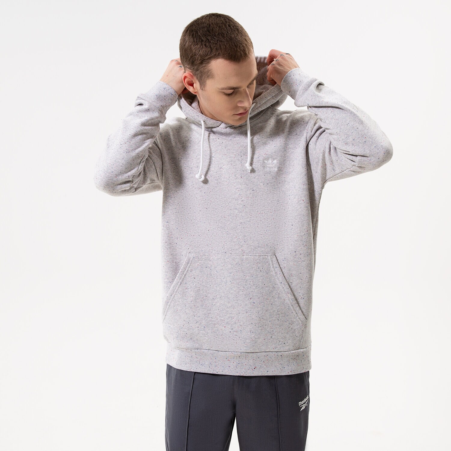 pánská mikina ADIDAS MIKINA S KAPUCÍ ESS+ SUST HOODI HK7538 ŠEDÁ