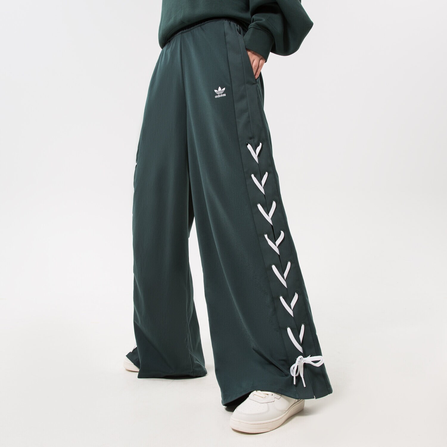dámské kalhoty ADIDAS KALHOTY  WIDE LEG PANT HK5086 ZELENÁ