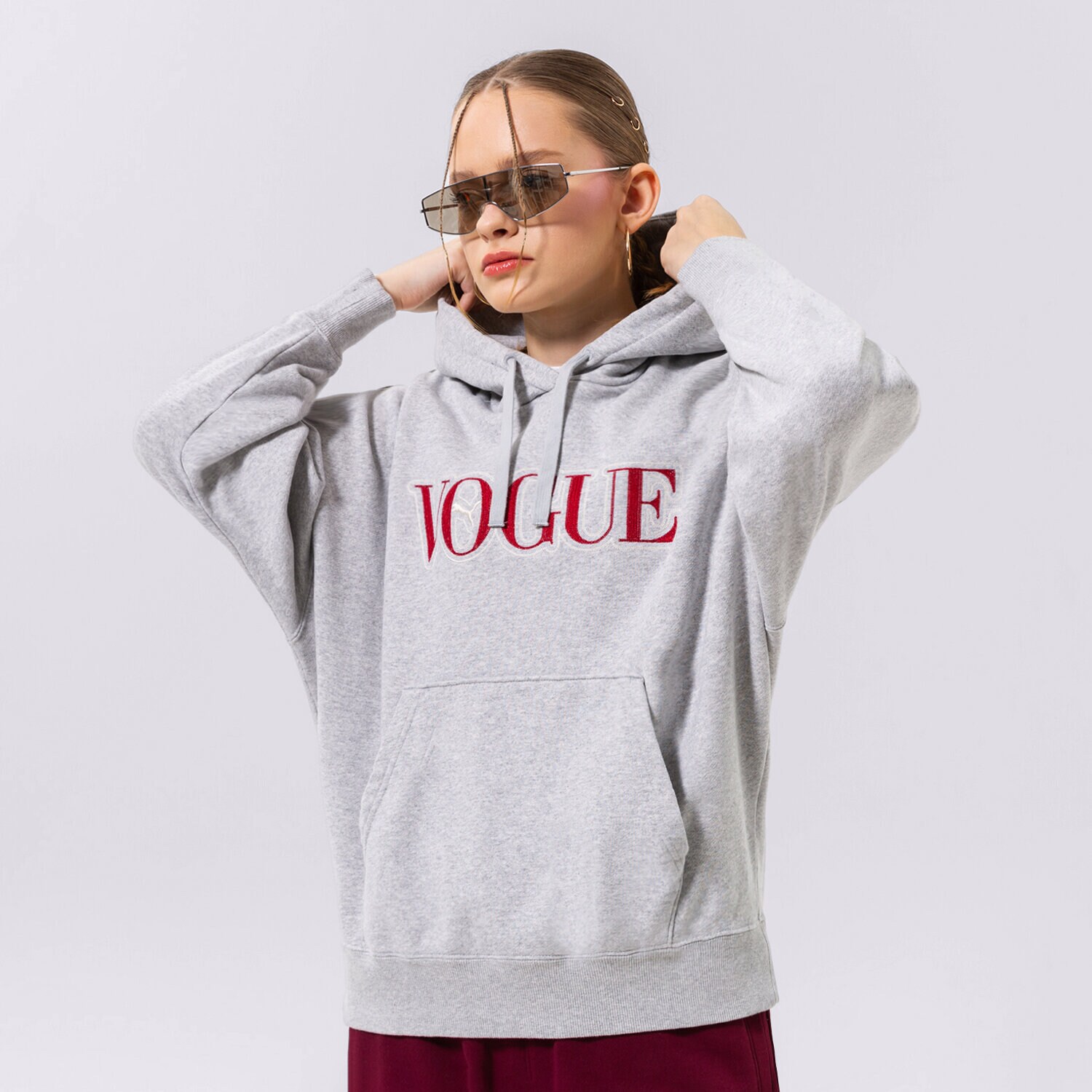 dámská mikina PUMA MIKINA S KAPUCÍ PUMA X VOGUE OVERSIZED HOODIE TR 536691-04 ŠEDÁ