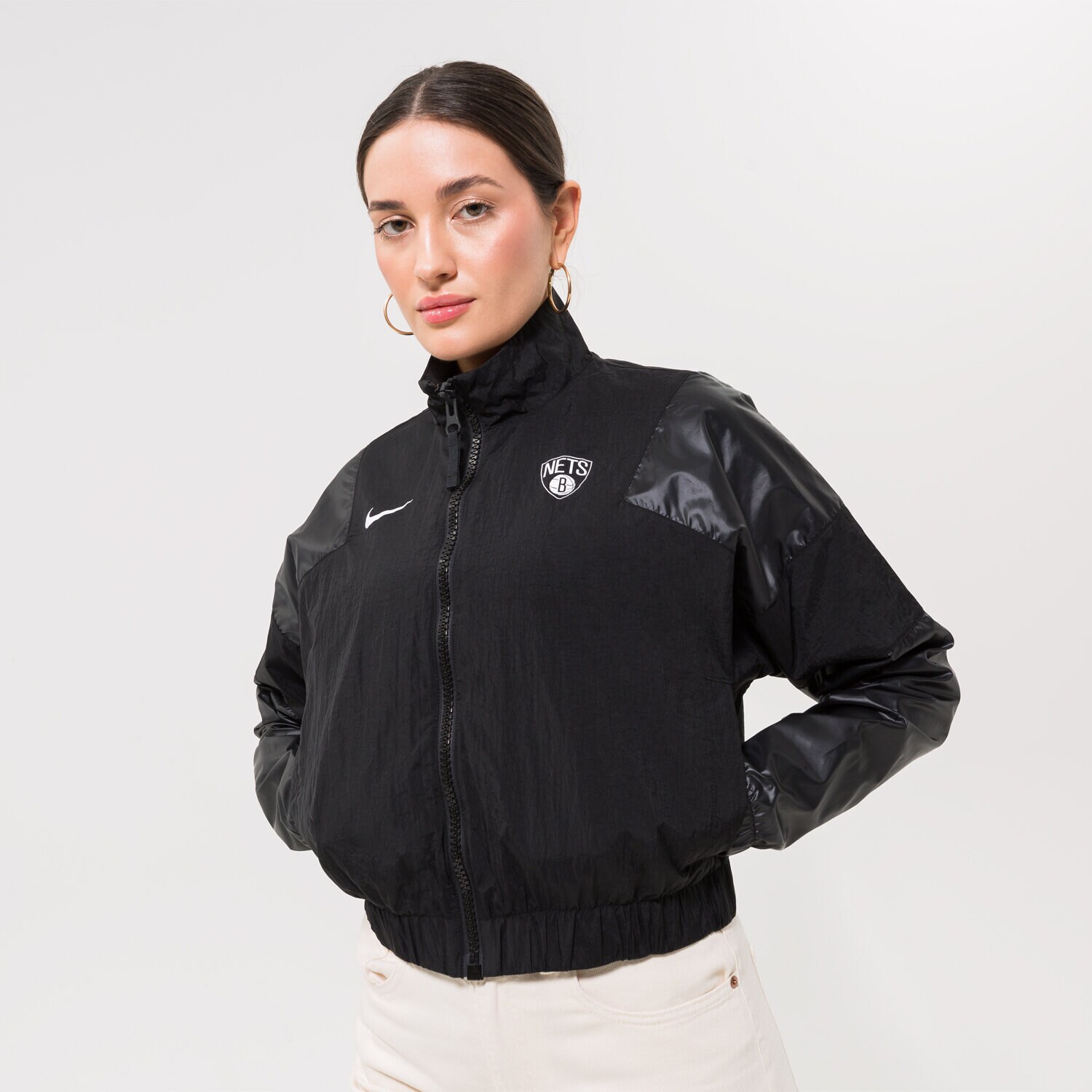 Přechodná bunda dámská (podzimní, jarní) NIKE BUNDA BKN W NK LTWT JKT CTS GX NBA DR9235-010 ČERNÁ