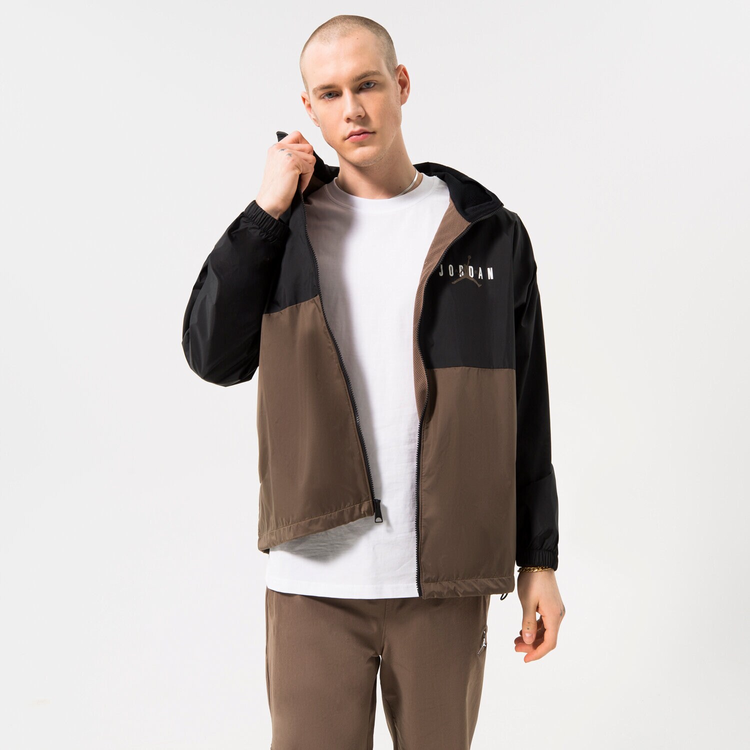 Přechodná bunda pánská (podzimní, jarní) JORDAN BUNDA M J ESS HBR WOVEN JACKET DV7650-010 ČERNÁ