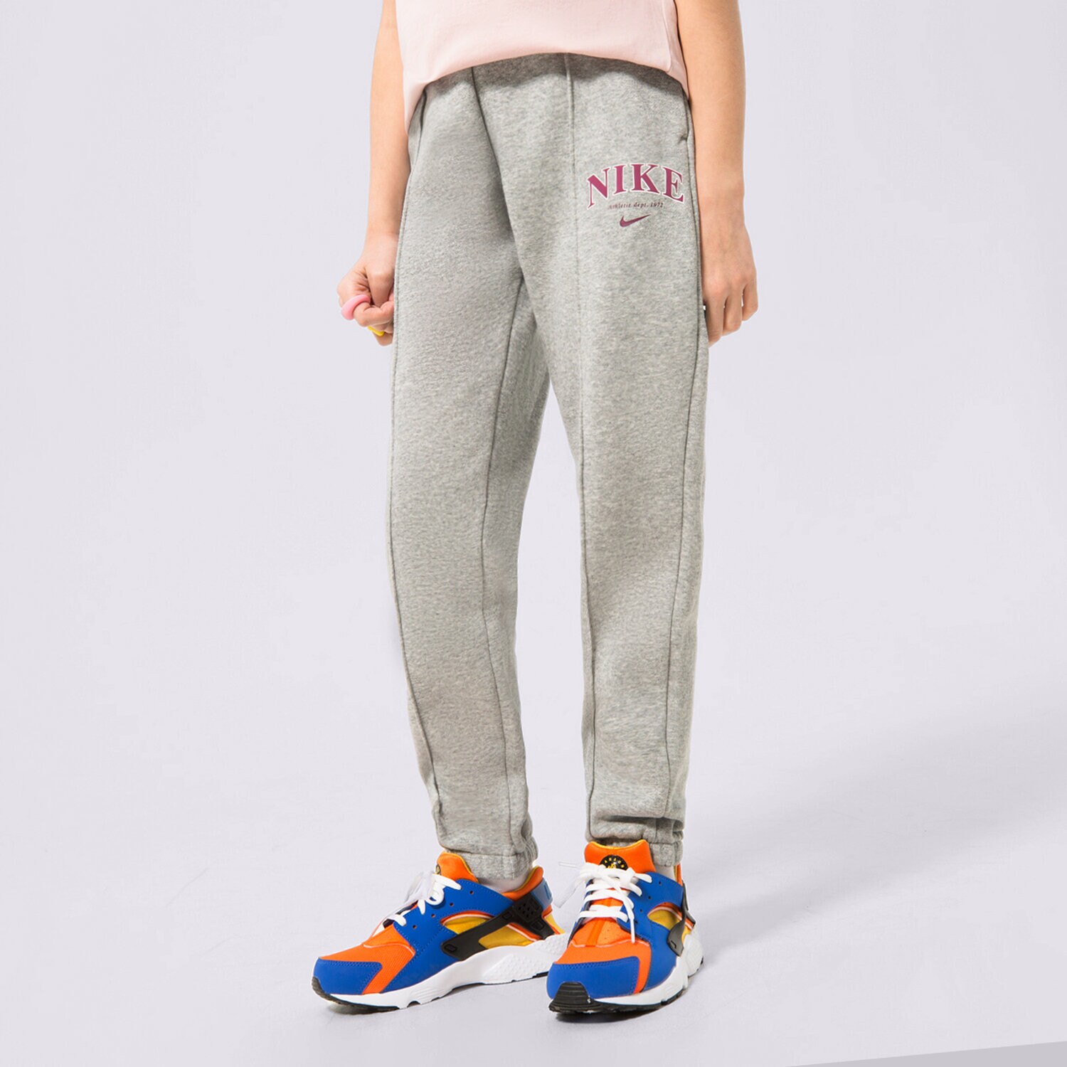 dětské kalhoty NIKE KALHOTY  G NSW TREND FLC CF PANT PRNT FD0886-063 ŠEDÁ