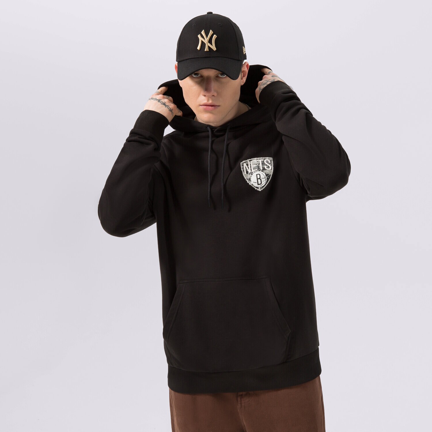 pánská mikina NEW ERA MIKINA S KAPUCÍ INFILL TEAM LOGO NETS BROOKLYN NETS 60332148 ČERNÁ