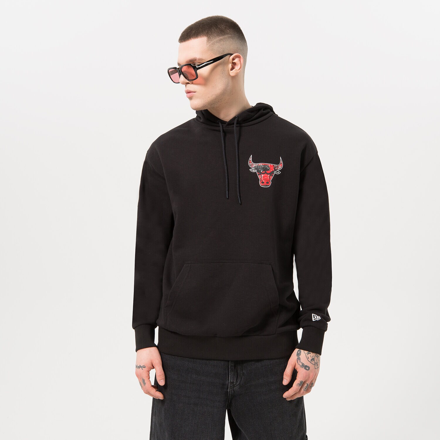 pánská mikina NEW ERA MIKINA S KAPUCÍ INFILL TEAM LOGO BULLS CHICAGO BULLS 60332139 ČERNÁ