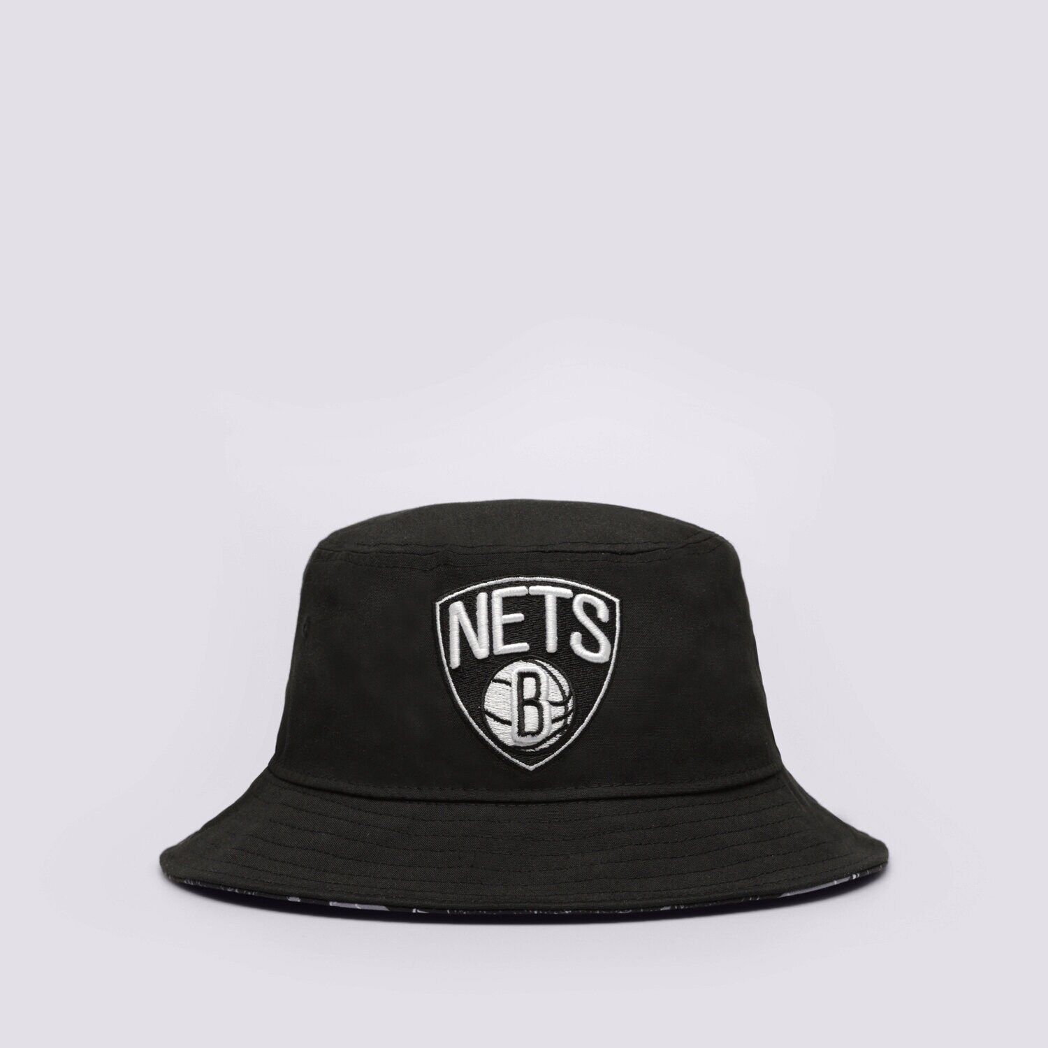 NEW ERA KLOBOUK PRINT INFILL BUCKET NETS BROOKLYN NETS 60298687 ČERNÁ