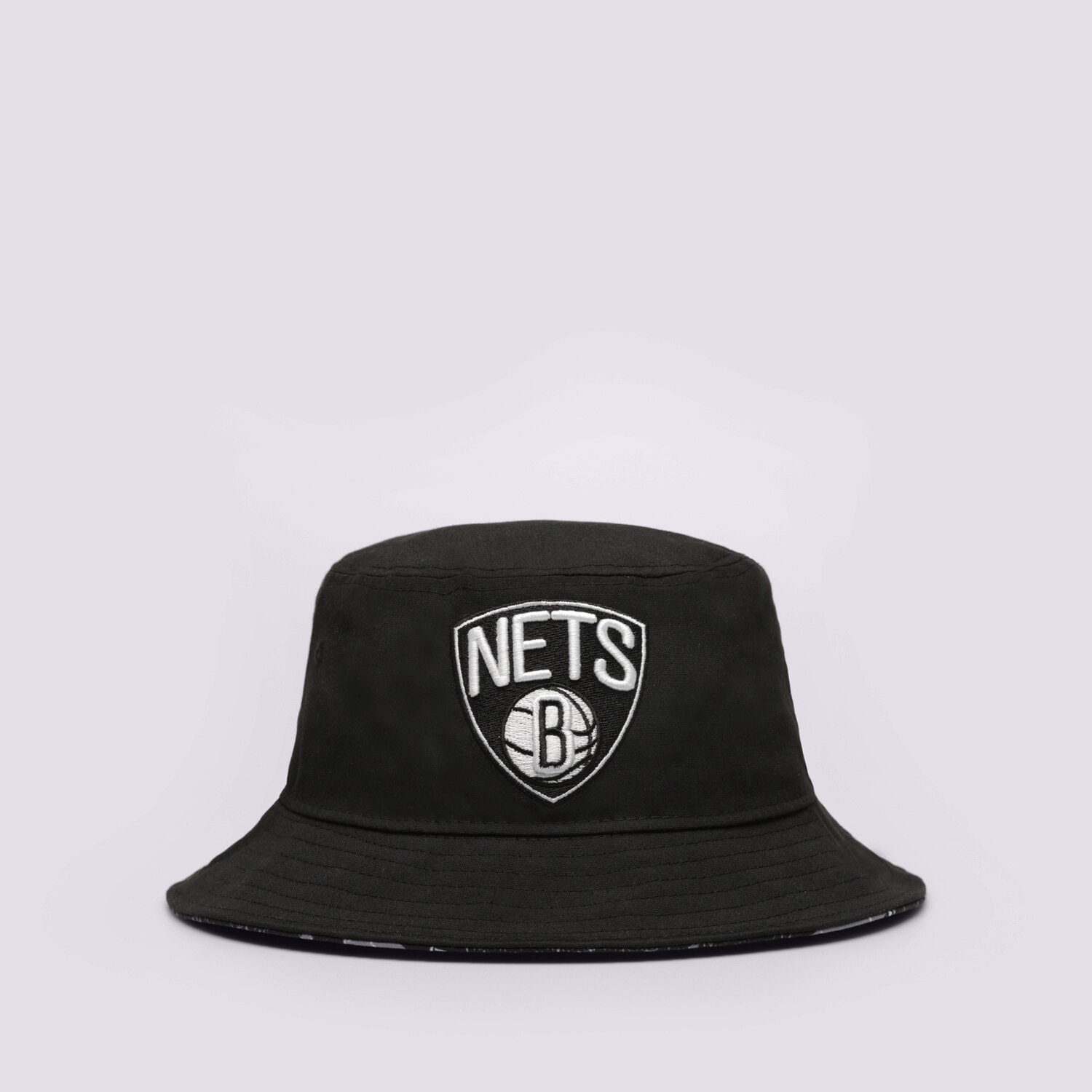 NEW ERA KLOBOUK PRINT INFILL BUCKET NETS BROOKLYN NETS 60298687 ČERNÁ