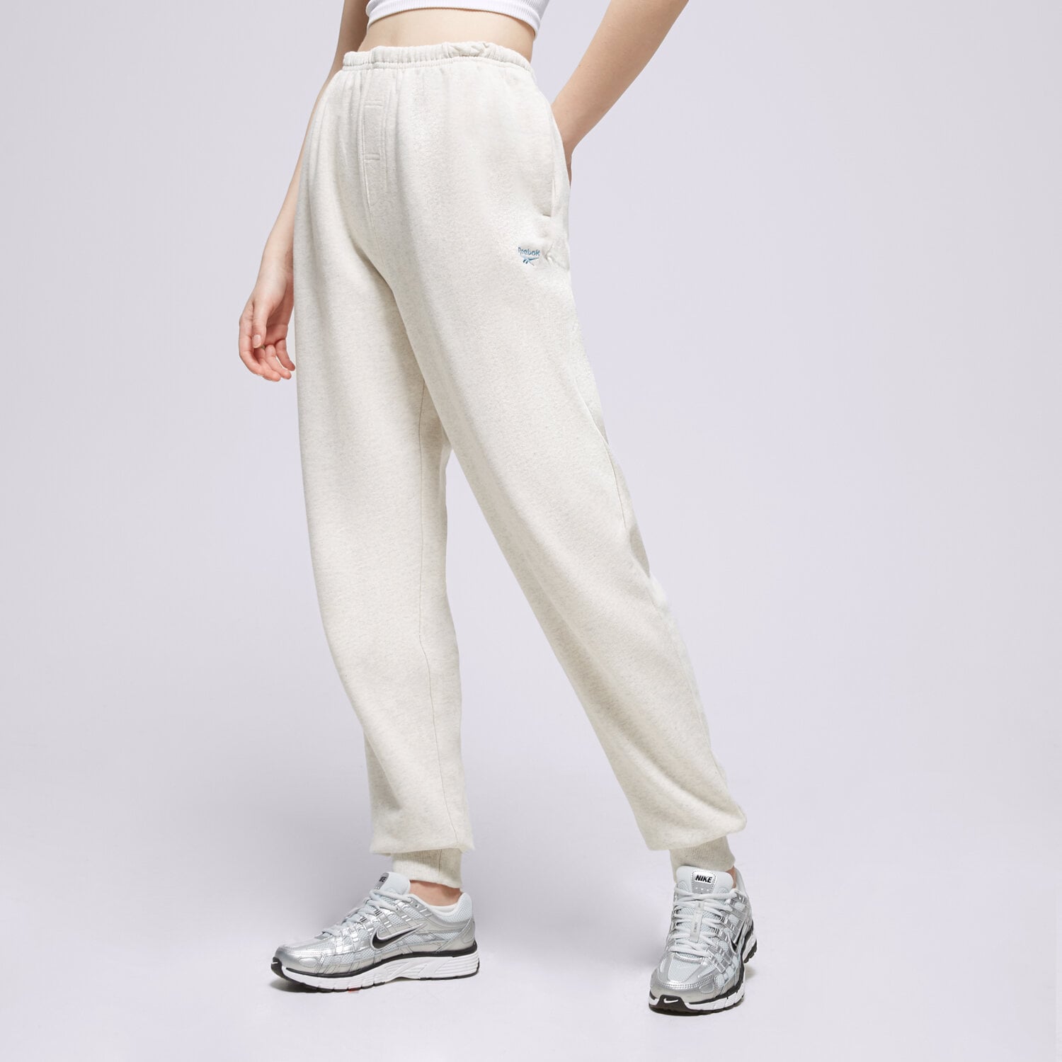 dámské kalhoty REEBOK KALHOTY  CL AE ARCHIVE FIT FT PANT IC8096 BÍLÁ